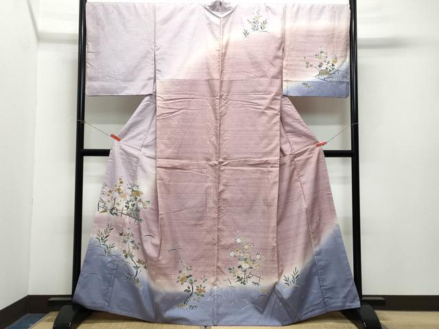■■■　サイズ　■■■ 身丈 162.5cm（肩から） 裄丈 70cm 袖丈 48.5cm　縫込み 6cm 袖幅 35.5cm 前幅 25.5cm 後幅 31.5cm 着物縫いこみ 内揚げ 4.5cm 裄 お袖側 約1.5cm　身頃側 約1cm ■■■　商品詳細　■■■ 【正絹】 状態は接写画像のように表地所々にヤケ、左袖に薄い汚れがございます。 大変上質な逸品になりますのでぜひお手入れをされてお召しになられてはいかがでしょうか。 お安く出品致しますので、是非この機会にいかがでしょうか？ ■■■　注意事項　■■■ ■モニター発色の具合により色合いが異なる場合がございます。 ■寸法は多少の誤差が生じる場合がございますのでご了承ください。 ■縫込みの長さが左右非対称の場合は短い部分を記載しております。 左右非対称であってもご返品・お値引き等の保証は出来かねますので、ご了承の上ご購入をお願い致します。 ■シミ等のチェックには注意を払っておりますが、見落としがある場合もございますし、個人の見解も様々ですので神経質な方のご購入はお控えください。 ■箪笥に入っておりました着物や帯なので畳みシワや匂いがあるものもございます。 ■お休みは基本的に土日祝となりますが、その他臨時でお休みする場合がございますのでご了承ください。 ■商品の発送は平日のみの発送となります。 ■夜間と土曜、日曜日はお問い合わせの回答が遅れる場合がございます。 ■当店では、お直し、紋入れ、お手入れ等は承っておりません。 ■生地の状態（ヤケ、経年劣化等）によってはサイズ直しが出来ない場合がございます。 その点もどうかご了承のうえ、ご購入をお願いいたします。 ■弊社で取り扱う商品は一点ものにつき、時期や在庫状況に応じて金額が変更となる場合がございます。 ■検針は行っておりません。予めご了承いただきますようお願いいたします。 ■【洗える着物】と記載のある商品におきましては、商品お届け後に洗濯を行ってしまってからのご返品にはご対応しかねます。 念の為、専門店でのお手入れをお願いいたします。 ■着物のサイズ目安は下記を参考ください↓ ＜女性着物＞　お端折り次第で＋5?　−10?が着用可能サイズ 　例）身丈170?の場合、身長160?〜175? ＜男性着物＞　身丈＋約25?〜27?程が適応身長 　例）身丈155?の場合、身長180〜182?