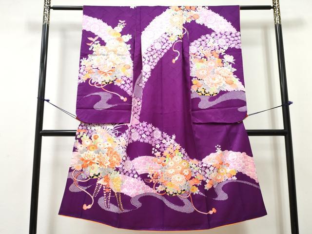 ■■■　サイズ　■■■ 【祝着】 身丈 130.5cm（肩から） 裄丈 48cm（肩上げ　5cm） 袖丈 72.5cm　縫込み 2cm 袖幅 32.5cm 前幅 20cm 後幅 25cm 着物縫いこみ 内揚げ 0cm （腰上げ　0cm） 裄 お袖側 約1.5cm　身頃側 約0cm ■■■　商品詳細　■■■ 着物【化繊・重ね衿：取り外し可能】 状態は接写画像のように胴裏・八掛に薄い汚れがございますがその他表地は特に目立ったシミ汚れなどもなく大変良い状態です。 気にならない方であればそのままお召しになれるかと思います。 お安く出品致しますので、是非この機会にいかがでしょうか？ ※ご自身で洗濯された場合の保証はできかねます。専門店にご相談ください。 ■■■　注意事項　■■■ ■モニター発色の具合により色合いが異なる場合がございます。 ■寸法は多少の誤差が生じる場合がございますのでご了承ください。 ■縫込みの長さが左右非対称の場合は短い部分を記載しております。 左右非対称であってもご返品・お値引き等の保証は出来かねますので、ご了承の上ご購入をお願い致します。 ■シミ等のチェックには注意を払っておりますが、見落としがある場合もございますし、個人の見解も様々ですので神経質な方のご購入はお控えください。 ■箪笥に入っておりました着物や帯なので畳みシワや匂いがあるものもございます。 ■お休みは基本的に土日祝となりますが、その他臨時でお休みする場合がございますのでご了承ください。 ■商品の発送は平日のみの発送となります。 ■夜間と土曜、日曜日はお問い合わせの回答が遅れる場合がございます。 ■当店では、お直し、紋入れ、お手入れ等は承っておりません。 ■生地の状態（ヤケ、経年劣化等）によってはサイズ直しが出来ない場合がございます。 その点もどうかご了承のうえ、ご購入をお願いいたします。 ■弊社で取り扱う商品は一点ものにつき、時期や在庫状況に応じて金額が変更となる場合がございます。 ■検針は行っておりません。予めご了承いただきますようお願いいたします。 ■【洗える着物】と記載のある商品におきましては、商品お届け後に洗濯を行ってしまってからのご返品にはご対応しかねます。 念の為、専門店でのお手入れをお願いいたします。 ■写真に写っている物が全てになります。それ以外の付属品はございませんのでご了承ください。 ■状態に関する写真につきましては、掲載可能な写真枚数に限りがあるため、各箇所につき1枚参考画像を掲載しております。 ■着物のサイズ目安は下記を参考ください↓ ＜女性着物＞　お端折り次第で＋5cm　－1cmが着用可能サイズ 　例）身丈170cmの場合、身長160cm～175cm ＜男性着物＞　身丈＋約25cm～27cm程が適応身長 　例）身丈155cmの場合、身長180～182cm