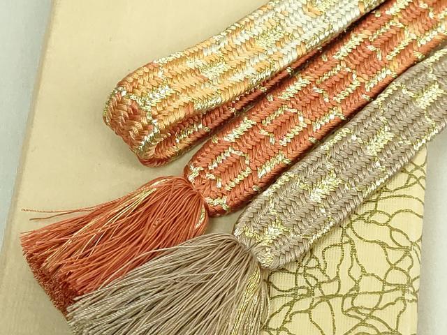 ■■■　サイズ　■■■ 長さ　約147cm（房を除く） ■■■　商品詳細　■■■ 【正絹】 状態は特に目立ったシミ汚れなどもなく大変良い状態です。 大変上質な極上の逸品になります。 お安く出品致しますので、是非この機会にいかがでしょうか？ ■■■　注意事項　■■■ ■モニター発色の具合により色合いが異なる場合がございます。 ■寸法は多少の誤差が生じる場合がございますのでご了承ください。 ■縫込みの長さが左右非対称の場合は短い部分を記載しております。 左右非対称であってもご返品・お値引き等の保証は出来かねますので、ご了承の上ご購入をお願い致します。 ■シミ等のチェックには注意を払っておりますが、見落としがある場合もございますし、個人の見解も様々ですので神経質な方のご購入はお控えください。 ■箪笥に入っておりました着物や帯なので畳みシワや匂いがあるものもございます。 ■お休みは基本的に土日祝となりますが、その他臨時でお休みする場合がございますのでご了承ください。 ■商品の発送は平日のみの発送となります。 ■夜間と土曜、日曜日はお問い合わせの回答が遅れる場合がございます。 ■当店では、お直し、紋入れ、お手入れ等は承っておりません。 ■生地の状態（ヤケ、経年劣化等）によってはサイズ直しが出来ない場合がございます。 その点もどうかご了承のうえ、ご購入をお願いいたします。 ■弊社で取り扱う商品は一点ものにつき、時期や在庫状況に応じて金額が変更となる場合がございます。 ■検針は行っておりません。予めご了承いただきますようお願いいたします。 ■【洗える着物】と記載のある商品におきましては、商品お届け後に洗濯を行ってしまってからのご返品にはご対応しかねます。 念の為、専門店でのお手入れをお願いいたします。 ■着物のサイズ目安は下記を参考ください↓ ＜女性着物＞　お端折り次第で＋5?　−10?が着用可能サイズ 　例）身丈170?の場合、身長160?〜175? ＜男性着物＞　身丈＋約25?〜27?程が適応身長 　例）身丈155?の場合、身長180〜182?