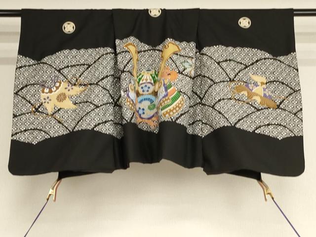 ■■■　サイズ　■■■ 【羽織】 身丈 54.5cm（肩から） 裄丈 41.5cm（肩上げ　6cm） 袖丈 55.5cm　縫込み 2cm 袖幅 30cm 前幅 14cm 後幅 24cm （腰上げ　0cm） 裄 お袖側 約1.5cm　身頃側 約0cm ■■■　商品詳細　■■■ 羽織【化繊・五つ紋】の状態は接写画像のように紋部分に汚れがございますが その他特に目立ったシミ汚れなどもなく大変良い状態です。 お安く出品致しますので、是非この機会にいかがでしょうか？ ※ご自身で洗濯された場合の保証はできかねます。専門店にご相談ください。 ■■■　注意事項　■■■ ■モニター発色の具合により色合いが異なる場合がございます。 ■寸法は多少の誤差が生じる場合がございますのでご了承ください。 ■縫込みの長さが左右非対称の場合は短い部分を記載しております。 左右非対称であってもご返品・お値引き等の保証は出来かねますので、ご了承の上ご購入をお願い致します。 ■シミ等のチェックには注意を払っておりますが、見落としがある場合もございますし、個人の見解も様々ですので神経質な方のご購入はお控えください。 ■箪笥に入っておりました着物や帯なので畳みシワや匂いがあるものもございます。 ■お休みは基本的に土日祝となりますが、その他臨時でお休みする場合がございますのでご了承ください。 ■商品の発送は平日のみの発送となります。 ■夜間と土曜、日曜日はお問い合わせの回答が遅れる場合がございます。 ■当店では、お直し、紋入れ、お手入れ等は承っておりません。 ■生地の状態（ヤケ、経年劣化等）によってはサイズ直しが出来ない場合がございます。 その点もどうかご了承のうえ、ご購入をお願いいたします。 ■弊社で取り扱う商品は一点ものにつき、時期や在庫状況に応じて金額が変更となる場合がございます。 ■検針は行っておりません。予めご了承いただきますようお願いいたします。 ■【洗える着物】と記載のある商品におきましては、商品お届け後に洗濯を行ってしまってからのご返品にはご対応しかねます。 念の為、専門店でのお手入れをお願いいたします。 ■着物のサイズ目安は下記を参考ください↓ ＜女性着物＞　お端折り次第で＋5cm　−1cmが着用可能サイズ 　例）身丈170cmの場合、身長160cm〜175cm ＜男性着物＞　身丈＋約25cm〜27cm程が適応身長 　例）身丈155cmの場合、身長180〜182cm