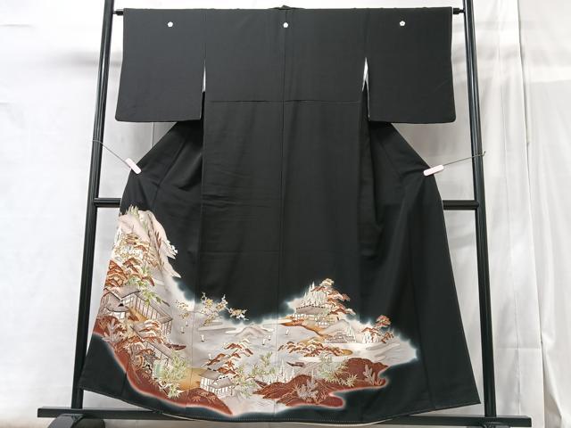 ■■■　サイズ　■■■ 身丈 155cm（肩から） 裄丈 63.5cm 袖丈 47cm　縫込み 3.5cm 袖幅 32cm 前幅 25cm 後幅 30cm 着物縫いこみ 内揚げ 10cm 裄 お袖側 約5cm　身頃側 約4cm ■■■　商品詳細　■■■ 【正絹・五つ紋・比翼仕立て】 状態は特に目立ったシミ汚れなどもなく大変良い状態です。 大変上質な逸品になります。 お安く出品致しますので、是非この機会にいかがでしょうか？ ■■■　注意事項　■■■ ■モニター発色の具合により色合いが異なる場合がございます。 ■寸法は多少の誤差が生じる場合がございますのでご了承ください。 ■縫込みの長さが左右非対称の場合は短い部分を記載しております。 左右非対称であってもご返品・お値引き等の保証は出来かねますので、ご了承の上ご購入をお願い致します。 ■シミ等のチェックには注意を払っておりますが、見落としがある場合もございますし、個人の見解も様々ですので神経質な方のご購入はお控えください。 ■箪笥に入っておりました着物や帯なので畳みシワや匂いがあるものもございます。 ■お休みは基本的に土日祝となりますが、その他臨時でお休みする場合がございますのでご了承ください。 ■商品の発送は平日のみの発送となります。 ■夜間と土曜、日曜日はお問い合わせの回答が遅れる場合がございます。 ■当店では、お直し、紋入れ、お手入れ等は承っておりません。 ■生地の状態（ヤケ、経年劣化等）によってはサイズ直しが出来ない場合がございます。 その点もどうかご了承のうえ、ご購入をお願いいたします。 ■弊社で取り扱う商品は一点ものにつき、時期や在庫状況に応じて金額が変更となる場合がございます。 ■検針は行っておりません。予めご了承いただきますようお願いいたします。 ■【洗える着物】と記載のある商品におきましては、商品お届け後に洗濯を行ってしまってからのご返品にはご対応しかねます。 念の為、専門店でのお手入れをお願いいたします。 ■着物のサイズ目安は下記を参考ください↓ ＜女性着物＞　お端折り次第で＋5?　−10?が着用可能サイズ 　例）身丈170?の場合、身長160?〜175? ＜男性着物＞　身丈＋約25?〜27?程が適応身長 　例）身丈155?の場合、身長180〜182?