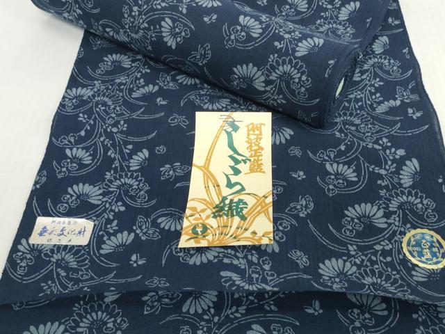 ■■■　サイズ　■■■ 長さ　　着尺分あり 幅　　　約36.5cm ■■■　商品詳細　■■■ 【綿・未使用】 状態は特に目立ったシミ汚れなどもなく大変良い状態です。 徳島県の伝統的な綿織物で、 国によって伝統的工芸品に指定されている阿波しじら織。 かつて徳島藩では庶民の絹織物の着用が禁じられており、 綿織物をよりお洒落に楽しみたいという人々の思いから生まれた織物です。 経糸の伸縮性を利用した、独特のしぼのある風合いが 素朴な魅力に満ちていて、なんといっても先染め糸で 織り表された柄が気取らないお洒落さを感じさせます。 また、木綿の肌触りも大変優しくさらさらしており、 吸湿性に優れていますので蒸れずに快適な着物姿を楽しめます。 大変上質な逸品になります。 お安く出品致しますので、是非この機会にいかがでしょうか？ ■■■　注意事項　■■■ ■モニター発色の具合により色合いが異なる場合がございます。 ■寸法は多少の誤差が生じる場合がございますのでご了承ください。 ■縫込みの長さが左右非対称の場合は短い部分を記載しております。 左右非対称であってもご返品・お値引き等の保証は出来かねますので、ご了承の上ご購入をお願い致します。 ■シミ等のチェックには注意を払っておりますが、見落としがある場合もございますし、個人の見解も様々ですので神経質な方のご購入はお控えください。 ■箪笥に入っておりました着物や帯なので畳みシワや匂いがあるものもございます。 ■お休みは基本的に土日祝となりますが、その他臨時でお休みする場合がございますのでご了承ください。 ■商品の発送は平日のみの発送となります。 ■夜間と土曜、日曜日はお問い合わせの回答が遅れる場合がございます。 ■当店では、お直し、紋入れ、お手入れ等は承っておりません。 ■生地の状態（ヤケ、経年劣化等）によってはサイズ直しが出来ない場合がございます。 その点もどうかご了承のうえ、ご購入をお願いいたします。 ■弊社で取り扱う商品は一点ものにつき、時期や在庫状況に応じて金額が変更となる場合がございます。 ■検針は行っておりません。予めご了承いただきますようお願いいたします。 ■【洗える着物】と記載のある商品におきましては、商品お届け後に洗濯を行ってしまってからのご返品にはご対応しかねます。 念の為、専門店でのお手入れをお願いいたします。 ■写真に写っている物が全てになります。それ以外の付属品はございませんのでご了承ください。 ■状態に関する写真につきましては、掲載可能な写真枚数に限りがあるため、各箇所につき1枚参考画像を掲載しております。 ■着物のサイズ目安は下記を参考ください↓ ＜女性着物＞　お端折り次第で＋5cm　－1cmが着用可能サイズ 　例）身丈170cmの場合、身長160cm～175cm ＜男性着物＞　身丈＋約25cm～27cm程が適応身長 　例）身丈155cmの場合、身長180～182cm