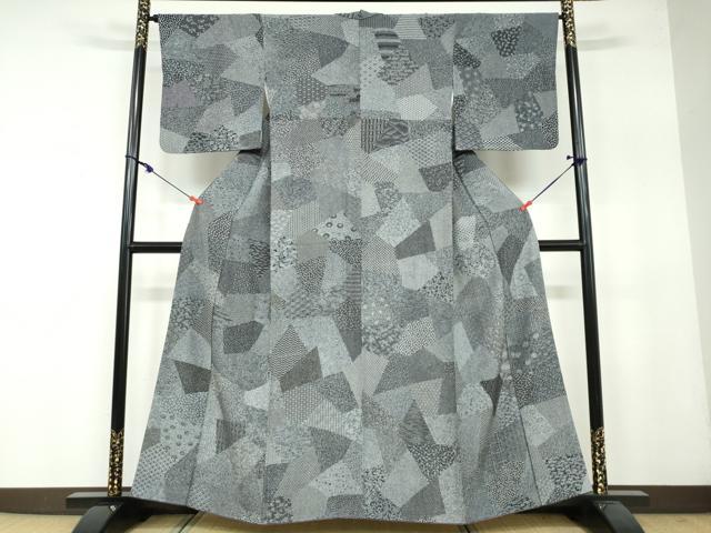 ■■■　サイズ　■■■ 身丈 158.5cm（肩から） 裄丈 65.5cm 袖丈 49cm　縫込み 5cm 袖幅 33.5cm 前幅 23cm 後幅 29cm 着物縫いこみ 内揚げ 8cm 裄 お袖側 約4cm　身頃側 約3cm ■■■　商品詳細　■■■ 【正絹】 状態は特に目立ったシミ汚れなどもなく大変良い状態です。 大変上質な逸品になります。 お安く出品致しますので、是非この機会にいかがでしょうか？ ■■■　注意事項　■■■ ■モニター発色の具合により色合いが異なる場合がございます。 ■寸法は多少の誤差が生じる場合がございますのでご了承ください。 ■縫込みの長さが左右非対称の場合は短い部分を記載しております。 左右非対称であってもご返品・お値引き等の保証は出来かねますので、ご了承の上ご購入をお願い致します。 ■シミ等のチェックには注意を払っておりますが、見落としがある場合もございますし、個人の見解も様々ですので神経質な方のご購入はお控えください。 ■箪笥に入っておりました着物や帯なので畳みシワや匂いがあるものもございます。 ■お休みは基本的に土日祝となりますが、その他臨時でお休みする場合がございますのでご了承ください。 ■商品の発送は平日のみの発送となります。 ■夜間と土曜、日曜日はお問い合わせの回答が遅れる場合がございます。 ■当店では、お直し、紋入れ、お手入れ等は承っておりません。 ■生地の状態（ヤケ、経年劣化等）によってはサイズ直しが出来ない場合がございます。 その点もどうかご了承のうえ、ご購入をお願いいたします。 ■弊社で取り扱う商品は一点ものにつき、時期や在庫状況に応じて金額が変更となる場合がございます。 ■検針は行っておりません。予めご了承いただきますようお願いいたします。 ■【洗える着物】と記載のある商品におきましては、商品お届け後に洗濯を行ってしまってからのご返品にはご対応しかねます。 念の為、専門店でのお手入れをお願いいたします。 ■着物のサイズ目安は下記を参考ください↓ ＜女性着物＞　お端折り次第で＋5?　−10?が着用可能サイズ 　例）身丈170?の場合、身長160?〜175? ＜男性着物＞　身丈＋約25?〜27?程が適応身長 　例）身丈155?の場合、身長180〜182?