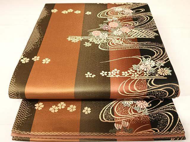 ■■■　サイズ　■■■ 長さ 440cm 幅 30.5cm程 ■■■　商品詳細　■■■ 【正絹】 詳細に関しましては、画像をご確認ください。 大変上質な逸品になります。 お安く出品致しますので、是非この機会にいかがでしょうか？ ■■■　注意事項　■■■ ■モニター発色の具合により色合いが異なる場合がございます。 ■寸法は多少の誤差が生じる場合がございますのでご了承ください。 ■縫込みの長さが左右非対称の場合は短い部分を記載しております。 左右非対称であってもご返品・お値引き等の保証は出来かねますので、ご了承の上ご購入をお願い致します。 ■シミ等のチェックには注意を払っておりますが、見落としがある場合もございますし、個人の見解も様々ですので神経質な方のご購入はお控えください。 ■箪笥に入っておりました着物や帯なので畳みシワや匂いがあるものもございます。 ■お休みは基本的に土日祝となりますが、その他臨時でお休みする場合がございますのでご了承ください。 ■商品の発送は平日のみの発送となります。 ■夜間と土曜、日曜日はお問い合わせの回答が遅れる場合がございます。 ■当店では、お直し、紋入れ、お手入れ等は承っておりません。 ■生地の状態（ヤケ、経年劣化等）によってはサイズ直しが出来ない場合がございます。 その点もどうかご了承のうえ、ご購入をお願いいたします。 ■弊社で取り扱う商品は一点ものにつき、時期や在庫状況に応じて金額が変更となる場合がございます。 ■検針は行っておりません。予めご了承いただきますようお願いいたします。 ■【洗える着物】と記載のある商品におきましては、商品お届け後に洗濯を行ってしまってからのご返品にはご対応しかねます。 念の為、専門店でのお手入れをお願いいたします。 ■着物のサイズ目安は下記を参考ください↓ ＜女性着物＞　お端折り次第で＋5?　−10?が着用可能サイズ 　例）身丈170?の場合、身長160?〜175? ＜男性着物＞　身丈＋約25?〜27?程が適応身長 　例）身丈155?の場合、身長180〜182?