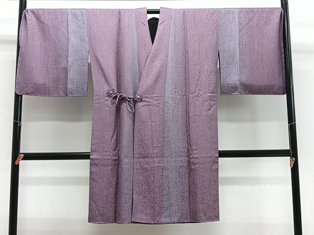 ■■■　サイズ　■■■ 身丈 110cm（肩から） 裄丈 71.5cm 袖丈 47cm　縫込み 4.5cm 袖幅 36.5cm 前幅 31.5cm 後幅 32.5cm 裄 お袖側 約1cm　身頃側 約1.5cm ■■■　商品詳細　■■■ 【正絹・未使用】 状態は特に目立ったシミ汚れなどもなく大変良い状態です。 大変上質な逸品になります。 お安く出品致しますので、是非この機会にいかがでしょうか？ ■■■　注意事項　■■■ ■モニター発色の具合により色合いが異なる場合がございます。 ■寸法は多少の誤差が生じる場合がございますのでご了承ください。 ■縫込みの長さが左右非対称の場合は短い部分を記載しております。 左右非対称であってもご返品・お値引き等の保証は出来かねますので、ご了承の上ご購入をお願い致します。 ■シミ等のチェックには注意を払っておりますが、見落としがある場合もございますし、個人の見解も様々ですので神経質な方のご購入はお控えください。 ■箪笥に入っておりました着物や帯なので畳みシワや匂いがあるものもございます。 ■お休みは基本的に土日祝となりますが、その他臨時でお休みする場合がございますのでご了承ください。 ■商品の発送は平日のみの発送となります。 ■夜間と土曜、日曜日はお問い合わせの回答が遅れる場合がございます。 ■当店では、お直し、紋入れ、お手入れ等は承っておりません。 ■生地の状態（ヤケ、経年劣化等）によってはサイズ直しが出来ない場合がございます。 その点もどうかご了承のうえ、ご購入をお願いいたします。 ■弊社で取り扱う商品は一点ものにつき、時期や在庫状況に応じて金額が変更となる場合がございます。 ■検針は行っておりません。予めご了承いただきますようお願いいたします。 ■【洗える着物】と記載のある商品におきましては、商品お届け後に洗濯を行ってしまってからのご返品にはご対応しかねます。 念の為、専門店でのお手入れをお願いいたします。 ■写真に写っている物が全てになります。それ以外の付属品はございませんのでご了承ください。 ■状態に関する写真につきましては、掲載可能な写真枚数に限りがあるため、各箇所につき1枚参考画像を掲載しております。 ■着物のサイズ目安は下記を参考ください↓ ＜女性着物＞　お端折り次第で＋5cm　−1cmが着用可能サイズ 　例）身丈170cmの場合、身長160cm〜175cm ＜男性着物＞　身丈＋約25cm〜27cm程が適応身長 　例）身丈155cmの場合、身長180〜182cm