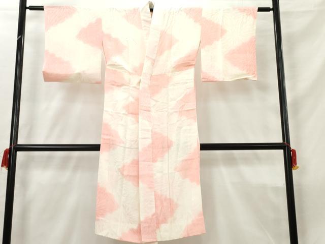 ■■■　サイズ　■■■ 身丈 120.5cm（肩から） 裄丈 60.5cm 袖丈 44.5cm　縫込み 5.5cm 袖幅 30.5cm 前幅 24.5cm 後幅 29.5cm 着物縫いこみ 内揚げ 6cm 裄 お袖側 約5cm　身頃側 約4cm ■■■　商品詳細　■■■ 【正絹】 状態は画像を添付しておりますので、そちらをご確認下さいますよう宜しくお願い致します。 大変上質な逸品になります。 お安く出品致しますので、是非この機会にいかがでしょうか？ ■■■　注意事項　■■■ ■モニター発色の具合により色合いが異なる場合がございます。 ■寸法は多少の誤差が生じる場合がございますのでご了承ください。 ■縫込みの長さが左右非対称の場合は短い部分を記載しております。 左右非対称であってもご返品・お値引き等の保証は出来かねますので、ご了承の上ご購入をお願い致します。 ■シミ等のチェックには注意を払っておりますが、見落としがある場合もございますし、個人の見解も様々ですので神経質な方のご購入はお控えください。 ■箪笥に入っておりました着物や帯なので畳みシワや匂いがあるものもございます。 ■お休みは基本的に土日祝となりますが、その他臨時でお休みする場合がございますのでご了承ください。 ■商品の発送は平日のみの発送となります。 ■夜間と土曜、日曜日はお問い合わせの回答が遅れる場合がございます。 ■当店では、お直し、紋入れ、お手入れ等は承っておりません。 ■生地の状態（ヤケ、経年劣化等）によってはサイズ直しが出来ない場合がございます。 その点もどうかご了承のうえ、ご購入をお願いいたします。 ■弊社で取り扱う商品は一点ものにつき、時期や在庫状況に応じて金額が変更となる場合がございます。 ■検針は行っておりません。予めご了承いただきますようお願いいたします。 ■【洗える着物】と記載のある商品におきましては、商品お届け後に洗濯を行ってしまってからのご返品にはご対応しかねます。 念の為、専門店でのお手入れをお願いいたします。 ■着物のサイズ目安は下記を参考ください↓ ＜女性着物＞　お端折り次第で＋5cm　−1cmが着用可能サイズ 　例）身丈170cmの場合、身長160cm〜175cm ＜男性着物＞　身丈＋約25cm〜27cm程が適応身長 　例）身丈155cmの場合、身長180〜182cm