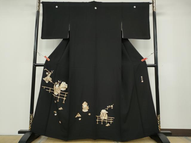 ■■■　サイズ　■■■ 身丈 162cm（肩から） 裄丈 64cm 袖丈 48cm　縫込み 9cm 袖幅 32.5cm 前幅 26cm 後幅 30.5cm 着物縫いこみ 内揚げ 6cm 裄 お袖側 約2.5cm　身頃側 約3cm ■■■　商品詳細　■■■ 【正絹・五つ紋・比翼仕立て】 状態は接写画像のように上前に薄い汚れがございますが その他特に目立ったシミ汚れなどもなく大変良い状態です。 田尾笛秋さんの自由な感性による 高いデザインセンスが発揮され、芸術性に溢れています。 蓑を幾重にも重ねて奥行きを出したり、 立体感を出した細部も見逃せません。 大変上質な逸品になります。 お安く出品致しますので、是非この機会にいかがでしょうか？ ■■■　注意事項　■■■ ■モニター発色の具合により色合いが異なる場合がございます。 ■寸法は多少の誤差が生じる場合がございますのでご了承ください。 ■縫込みの長さが左右非対称の場合は短い部分を記載しております。 左右非対称であってもご返品・お値引き等の保証は出来かねますので、ご了承の上ご購入をお願い致します。 ■シミ等のチェックには注意を払っておりますが、見落としがある場合もございますし、個人の見解も様々ですので神経質な方のご購入はお控えください。 ■箪笥に入っておりました着物や帯なので畳みシワや匂いがあるものもございます。 ■お休みは基本的に土日祝となりますが、その他臨時でお休みする場合がございますのでご了承ください。 ■商品の発送は平日のみの発送となります。 ■夜間と土曜、日曜日はお問い合わせの回答が遅れる場合がございます。 ■当店では、お直し、紋入れ、お手入れ等は承っておりません。 ■生地の状態（ヤケ、経年劣化等）によってはサイズ直しが出来ない場合がございます。 その点もどうかご了承のうえ、ご購入をお願いいたします。 ■弊社で取り扱う商品は一点ものにつき、時期や在庫状況に応じて金額が変更となる場合がございます。 ■検針は行っておりません。予めご了承いただきますようお願いいたします。 ■【洗える着物】と記載のある商品におきましては、商品お届け後に洗濯を行ってしまってからのご返品にはご対応しかねます。 念の為、専門店でのお手入れをお願いいたします。 ■着物のサイズ目安は下記を参考ください↓ ＜女性着物＞　お端折り次第で＋5cm　−1cmが着用可能サイズ 　例）身丈170cmの場合、身長160cm〜175cm ＜男性着物＞　身丈＋約25cm〜27cm程が適応身長 　例）身丈155cmの場合、身長180〜182cm