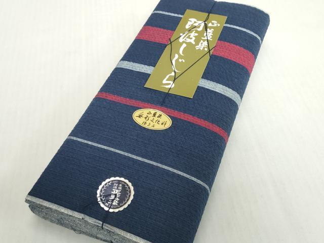 ■■■　サイズ　■■■ 長さ　　着尺分あり 幅　　　約36.5cm ■■■　商品詳細　■■■ 【綿・未使用】 状態は接写画像のように表地・耳部分に薄いシミ汚れがございます。 徳島県の伝統的な綿織物で、 国によって伝統的工芸品に指定されている阿波しじら織。 かつて徳島藩では庶民の絹織物の着用が禁じられており、 綿織物をよりお洒落に楽しみたいという人々の思いから生まれた織物です。 経糸の伸縮性を利用した、独特のしぼのある風合いが 素朴な魅力に満ちていて、なんといっても先染め糸で 織り表された柄が気取らないお洒落さを感じさせます。 また、木綿の肌触りも大変優しくさらさらしており、 吸湿性に優れていますので蒸れずに快適な着物姿を楽しめます。 大変上質な逸品になります。 お安く出品致しますので、是非この機会にいかがでしょうか？ ■■■　注意事項　■■■ ■モニター発色の具合により色合いが異なる場合がございます。 ■寸法は多少の誤差が生じる場合がございますのでご了承ください。 ■縫込みの長さが左右非対称の場合は短い部分を記載しております。 左右非対称であってもご返品・お値引き等の保証は出来かねますので、ご了承の上ご購入をお願い致します。 ■シミ等のチェックには注意を払っておりますが、見落としがある場合もございますし、個人の見解も様々ですので神経質な方のご購入はお控えください。 ■箪笥に入っておりました着物や帯なので畳みシワや匂いがあるものもございます。 ■お休みは基本的に土日祝となりますが、その他臨時でお休みする場合がございますのでご了承ください。 ■商品の発送は平日のみの発送となります。 ■夜間と土曜、日曜日はお問い合わせの回答が遅れる場合がございます。 ■当店では、お直し、紋入れ、お手入れ等は承っておりません。 ■生地の状態（ヤケ、経年劣化等）によってはサイズ直しが出来ない場合がございます。 その点もどうかご了承のうえ、ご購入をお願いいたします。 ■弊社で取り扱う商品は一点ものにつき、時期や在庫状況に応じて金額が変更となる場合がございます。 ■検針は行っておりません。予めご了承いただきますようお願いいたします。 ■【洗える着物】と記載のある商品におきましては、商品お届け後に洗濯を行ってしまってからのご返品にはご対応しかねます。 念の為、専門店でのお手入れをお願いいたします。 ■写真に写っている物が全てになります。それ以外の付属品はございませんのでご了承ください。 ■状態に関する写真につきましては、掲載可能な写真枚数に限りがあるため、各箇所につき1枚参考画像を掲載しております。 ■着物のサイズ目安は下記を参考ください↓ ＜女性着物＞　お端折り次第で＋5cm　－1cmが着用可能サイズ 　例）身丈170cmの場合、身長160cm～175cm ＜男性着物＞　身丈＋約25cm～27cm程が適応身長 　例）身丈155cmの場合、身長180～182cm