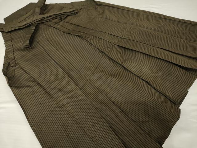 ■■■　サイズ　■■■ 紐下丈　約87cm ■■■　商品詳細　■■■ 【正絹】 状態は接写画像のように腰板・裏地・三の襞に薄い汚れがございますが その他特に目立ったシミ汚れなどもなく大変良い状態です。 大変上質な逸品になります。 お安く出品致しますので、是非この機会にいかがでしょうか？ ※若干たたみシワがございます。 ■■■　注意事項　■■■ ■モニター発色の具合により色合いが異なる場合がございます。 ■寸法は多少の誤差が生じる場合がございますのでご了承ください。 ■縫込みの長さが左右非対称の場合は短い部分を記載しております。 左右非対称であってもご返品・お値引き等の保証は出来かねますので、ご了承の上ご購入をお願い致します。 ■シミ等のチェックには注意を払っておりますが、見落としがある場合もございますし、個人の見解も様々ですので神経質な方のご購入はお控えください。 ■箪笥に入っておりました着物や帯なので畳みシワや匂いがあるものもございます。 ■お休みは基本的に土日祝となりますが、その他臨時でお休みする場合がございますのでご了承ください。 ■商品の発送は平日のみの発送となります。 ■夜間と土曜、日曜日はお問い合わせの回答が遅れる場合がございます。 ■当店では、お直し、紋入れ、お手入れ等は承っておりません。 ■生地の状態（ヤケ、経年劣化等）によってはサイズ直しが出来ない場合がございます。 その点もどうかご了承のうえ、ご購入をお願いいたします。 ■弊社で取り扱う商品は一点ものにつき、時期や在庫状況に応じて金額が変更となる場合がございます。 ■検針は行っておりません。予めご了承いただきますようお願いいたします。 ■【洗える着物】と記載のある商品におきましては、商品お届け後に洗濯を行ってしまってからのご返品にはご対応しかねます。 念の為、専門店でのお手入れをお願いいたします。 ■着物のサイズ目安は下記を参考ください↓ ＜女性着物＞　お端折り次第で＋5cm　−1cmが着用可能サイズ 　例）身丈170cmの場合、身長160cm〜175cm ＜男性着物＞　身丈＋約25cm〜27cm程が適応身長 　例）身丈155cmの場合、身長180〜182cm
