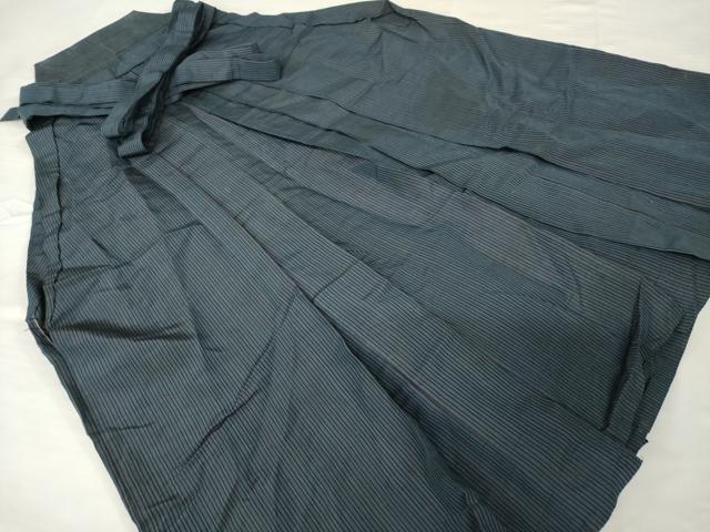 ■■■　サイズ　■■■ 紐下丈　約75cm ■■■　商品詳細　■■■ 【正絹】 状態は接写画像のように表地・裏地に薄い汚れがございますが その他特に目立ったシミ汚れなどもなく大変良い状態です。 大変上質な逸品になります。 お安く出品致しますので、是非この機会にいかがでしょうか？ ※若干たたみシワがございます。 ■■■　注意事項　■■■ ■モニター発色の具合により色合いが異なる場合がございます。 ■寸法は多少の誤差が生じる場合がございますのでご了承ください。 ■縫込みの長さが左右非対称の場合は短い部分を記載しております。 左右非対称であってもご返品・お値引き等の保証は出来かねますので、ご了承の上ご購入をお願い致します。 ■シミ等のチェックには注意を払っておりますが、見落としがある場合もございますし、個人の見解も様々ですので神経質な方のご購入はお控えください。 ■箪笥に入っておりました着物や帯なので畳みシワや匂いがあるものもございます。 ■お休みは基本的に土日祝となりますが、その他臨時でお休みする場合がございますのでご了承ください。 ■商品の発送は平日のみの発送となります。 ■夜間と土曜、日曜日はお問い合わせの回答が遅れる場合がございます。 ■当店では、お直し、紋入れ、お手入れ等は承っておりません。 ■生地の状態（ヤケ、経年劣化等）によってはサイズ直しが出来ない場合がございます。 その点もどうかご了承のうえ、ご購入をお願いいたします。 ■弊社で取り扱う商品は一点ものにつき、時期や在庫状況に応じて金額が変更となる場合がございます。 ■検針は行っておりません。予めご了承いただきますようお願いいたします。 ■【洗える着物】と記載のある商品におきましては、商品お届け後に洗濯を行ってしまってからのご返品にはご対応しかねます。 念の為、専門店でのお手入れをお願いいたします。 ■着物のサイズ目安は下記を参考ください↓ ＜女性着物＞　お端折り次第で＋5cm　−1cmが着用可能サイズ 　例）身丈170cmの場合、身長160cm〜175cm ＜男性着物＞　身丈＋約25cm〜27cm程が適応身長 　例）身丈155cmの場合、身長180〜182cm