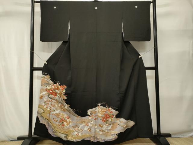 ■■■　サイズ　■■■ 身丈 160cm（肩から） 裄丈 63cm 袖丈 48cm　縫込み 3cm 袖幅 32cm 前幅 23cm 後幅 29cm 着物縫いこみ 内揚げ 0cm 裄 お袖側 約0cm　身頃側 約0cm ■■■　商品詳細　■■■ 【正絹・🔵】 状態は画像を添付しておりますので、そちらをご確認下さいますよう宜しくお願い致します。 大変上質な逸品になります。 お安く出品致しますので、是非この機会にいかがでしょうか？ ■■■　注意事項　■■■ ■モニター発色の具合により色合いが異なる場合がございます。 ■寸法は多少の誤差が生じる場合がございますのでご了承ください。 ■縫込みの長さが左右非対称の場合は短い部分を記載しております。 左右非対称であってもご返品・お値引き等の保証は出来かねますので、ご了承の上ご購入をお願い致します。 ■シミ等のチェックには注意を払っておりますが、見落としがある場合もございますし、個人の見解も様々ですので神経質な方のご購入はお控えください。 ■箪笥に入っておりました着物や帯なので畳みシワや匂いがあるものもございます。 ■お休みは基本的に土日祝となりますが、その他臨時でお休みする場合がございますのでご了承ください。 ■商品の発送は平日のみの発送となります。 ■夜間と土曜、日曜日はお問い合わせの回答が遅れる場合がございます。 ■当店では、お直し、紋入れ、お手入れ等は承っておりません。 ■生地の状態（ヤケ、経年劣化等）によってはサイズ直しが出来ない場合がございます。 その点もどうかご了承のうえ、ご購入をお願いいたします。 ■弊社で取り扱う商品は一点ものにつき、時期や在庫状況に応じて金額が変更となる場合がございます。 ■検針は行っておりません。予めご了承いただきますようお願いいたします。 ■【洗える着物】と記載のある商品におきましては、商品お届け後に洗濯を行ってしまってからのご返品にはご対応しかねます。 念の為、専門店でのお手入れをお願いいたします。 ■写真に写っている物が全てになります。それ以外の付属品はございませんのでご了承ください。 ■状態に関する写真につきましては、掲載可能な写真枚数に限りがあるため、各箇所につき1枚参考画像を掲載しております。 ■着物のサイズ目安は下記を参考ください↓ ＜女性着物＞　お端折り次第で＋5cm　－1cmが着用可能サイズ 　例）身丈170cmの場合、身長160cm～175cm ＜男性着物＞　身丈＋約25cm～27cm程が適応身長 　例）身丈155cmの場合、身長180～182cm