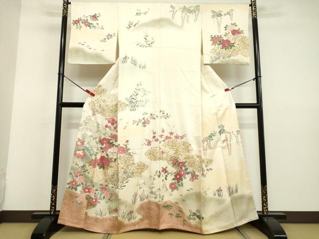 ■■■　サイズ　■■■ 身丈 163cm（肩から） 裄丈 65.5cm 袖丈 50cm　縫込み 6cm 袖幅 34.5cm 前幅 23.5cm 後幅 29cm 着物縫いこみ 内揚げ 6cm 裄 お袖側 約1.5cm　身頃側 約3cm ■■■　商品詳細　■■■ 【正絹・重ね衿：取り外し可能】 状態は接写画像のように後身頃に点シミがございますが その他特に目立ったシミ汚れなどもなく大変良い状態です。 大変上質な逸品になります。 お安く出品致しますので、是非この機会にいかがでしょうか？ ※あまり気にならずお召になれるかと思います。 ■■■　注意事項　■■■ ■モニター発色の具合により色合いが異なる場合がございます。 ■寸法は多少の誤差が生じる場合がございますのでご了承ください。 ■シミ等のチェックには注意を払っておりますが、見落としがある場合もございますし、個人の見解も様々ですので神経質な方のご購入はお控えください。 ■箪笥に入っておりました着物や帯なので畳みシワや匂いがあるものもございます。 ■お休みは基本的に土日祝となりますが、その他臨時でお休みする場合がございますのでご了承ください。 ■商品の発送は平日のみの発送となります。 ■夜間と土曜、日曜日はお問い合わせの回答が遅れる場合がございます。 ■当店では、お直し、紋入れ、お手入れ等は承っておりません。 ■生地の状態（ヤケ、経年劣化等）によってはサイズ直しが出来ない場合がございます。 その点もどうかご了承のうえ、ご購入をお願いいたします。 ■着物のサイズ目安は下記を参考ください↓ ＜女性着物＞　身長-10cm+5cmが着用可能サイズ(お端折り次第) 　例）身長160cmの方→着物身丈150cm〜165cm ＜男性着物＞　身長-27cm ±5cmが着用可能サイズ 　例）身長170cmの方→着物身丈138cm〜148cm