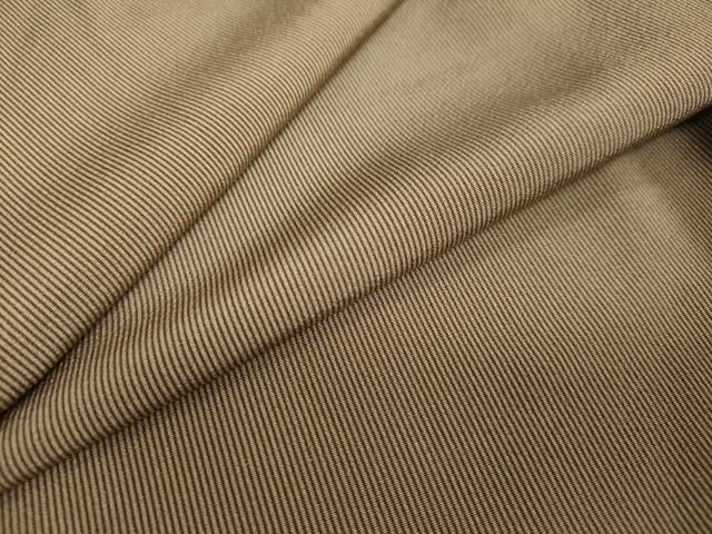 ■■■　サイズ　■■■ 身丈 156cm（肩から） 裄丈 64cm 袖丈 47.5cm　縫込み 5cm 袖幅 33cm 前幅 24.5cm 後幅 30cm 着物縫いこみ 内揚げ 5cm 裄 お袖側 約4cm　身頃側 約4cm ■■■　商品詳細　■■■ 【正絹】 状態は接写画像のように右袖前に薄い汚れがございますが その他特に目立ったシミ汚れなどもなく大変良い状態です。 大変上質な逸品になります。 お安く出品致しますので、是非この機会にいかがでしょうか？ ■■■　注意事項　■■■ ■モニター発色の具合により色合いが異なる場合がございます。 ■寸法は多少の誤差が生じる場合がございますのでご了承ください。 ■縫込みの長さが左右非対称の場合は短い部分を記載しております。 左右非対称であってもご返品・お値引き等の保証は出来かねますので、ご了承の上ご購入をお願い致します。 ■シミ等のチェックには注意を払っておりますが、見落としがある場合もございますし、個人の見解も様々ですので神経質な方のご購入はお控えください。 ■箪笥に入っておりました着物や帯なので畳みシワや匂いがあるものもございます。 ■お休みは基本的に土日祝となりますが、その他臨時でお休みする場合がございますのでご了承ください。 ■商品の発送は平日のみの発送となります。 ■夜間と土曜、日曜日はお問い合わせの回答が遅れる場合がございます。 ■当店では、お直し、紋入れ、お手入れ等は承っておりません。 ■生地の状態（ヤケ、経年劣化等）によってはサイズ直しが出来ない場合がございます。 その点もどうかご了承のうえ、ご購入をお願いいたします。 ■弊社で取り扱う商品は一点ものにつき、時期や在庫状況に応じて金額が変更となる場合がございます。 ■検針は行っておりません。予めご了承いただきますようお願いいたします。 ■【洗える着物】と記載のある商品におきましては、商品お届け後に洗濯を行ってしまってからのご返品にはご対応しかねます。 念の為、専門店でのお手入れをお願いいたします。 ■着物のサイズ目安は下記を参考ください↓ ＜女性着物＞　お端折り次第で＋5?　−10?が着用可能サイズ 　例）身丈170?の場合、身長160?〜175? ＜男性着物＞　身丈＋約25?〜27?程が適応身長 　例）身丈155?の場合、身長180〜182?