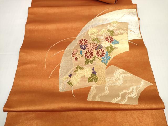 ■■■　サイズ　■■■ 幅 　約34.5cm ■■■　商品詳細　■■■ 【正絹・未使用】 状態は接写画像のように表地所々・裏面所々に薄い汚れがございます。 大変上質な逸品になります。 お安く出品致しますので、是非この機会にいかがでしょうか？ ■■■　注意事項　■■■ ■モニター発色の具合により色合いが異なる場合がございます。 ■寸法は多少の誤差が生じる場合がございますのでご了承ください。 ■縫込みの長さが左右非対称の場合は短い部分を記載しております。 左右非対称であってもご返品・お値引き等の保証は出来かねますので、ご了承の上ご購入をお願い致します。 ■シミ等のチェックには注意を払っておりますが、見落としがある場合もございますし、個人の見解も様々ですので神経質な方のご購入はお控えください。 ■箪笥に入っておりました着物や帯なので畳みシワや匂いがあるものもございます。 ■お休みは基本的に土日祝となりますが、その他臨時でお休みする場合がございますのでご了承ください。 ■商品の発送は平日のみの発送となります。 ■夜間と土曜、日曜日はお問い合わせの回答が遅れる場合がございます。 ■当店では、お直し、紋入れ、お手入れ等は承っておりません。 ■生地の状態（ヤケ、経年劣化等）によってはサイズ直しが出来ない場合がございます。 その点もどうかご了承のうえ、ご購入をお願いいたします。 ■弊社で取り扱う商品は一点ものにつき、時期や在庫状況に応じて金額が変更となる場合がございます。 ■検針は行っておりません。予めご了承いただきますようお願いいたします。 ■【洗える着物】と記載のある商品におきましては、商品お届け後に洗濯を行ってしまってからのご返品にはご対応しかねます。 念の為、専門店でのお手入れをお願いいたします。 ■写真に写っている物が全てになります。それ以外の付属品はございませんのでご了承ください。 ■状態に関する写真につきましては、掲載可能な写真枚数に限りがあるため、各箇所につき1枚参考画像を掲載しております。 ■着物のサイズ目安は下記を参考ください↓ ＜女性着物＞　お端折り次第で＋5cm　－1cmが着用可能サイズ 　例）身丈170cmの場合、身長160cm～175cm ＜男性着物＞　身丈＋約25cm～27cm程が適応身長 　例）身丈155cmの場合、身長180～182cm