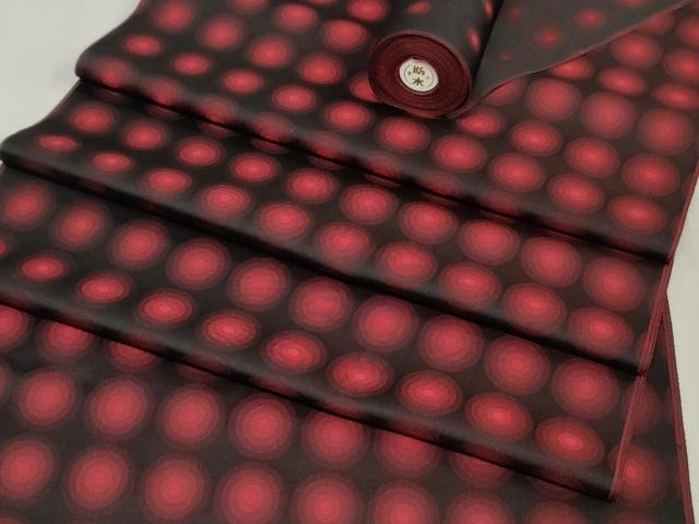 ■■■　サイズ　■■■ 長さ　　羽尺分あり 幅　　　約36.5cm ■■■　商品詳細　■■■ 【正絹・未使用】 状態は接写画像のように表地所々・裏面所々に薄い汚れがございます。 大変上質な逸品になります。 お安く出品致しますので、是非この機会にいかがでしょうか？ ■■■　注意事項　■■■ ■モニター発色の具合により色合いが異なる場合がございます。 ■寸法は多少の誤差が生じる場合がございますのでご了承ください。 ■縫込みの長さが左右非対称の場合は短い部分を記載しております。 左右非対称であってもご返品・お値引き等の保証は出来かねますので、ご了承の上ご購入をお願い致します。 ■シミ等のチェックには注意を払っておりますが、見落としがある場合もございますし、個人の見解も様々ですので神経質な方のご購入はお控えください。 ■箪笥に入っておりました着物や帯なので畳みシワや匂いがあるものもございます。 ■お休みは基本的に土日祝となりますが、その他臨時でお休みする場合がございますのでご了承ください。 ■商品の発送は平日のみの発送となります。 ■夜間と土曜、日曜日はお問い合わせの回答が遅れる場合がございます。 ■当店では、お直し、紋入れ、お手入れ等は承っておりません。 ■生地の状態（ヤケ、経年劣化等）によってはサイズ直しが出来ない場合がございます。 その点もどうかご了承のうえ、ご購入をお願いいたします。 ■弊社で取り扱う商品は一点ものにつき、時期や在庫状況に応じて金額が変更となる場合がございます。 ■検針は行っておりません。予めご了承いただきますようお願いいたします。 ■【洗える着物】と記載のある商品におきましては、商品お届け後に洗濯を行ってしまってからのご返品にはご対応しかねます。 念の為、専門店でのお手入れをお願いいたします。 ■写真に写っている物が全てになります。それ以外の付属品はございませんのでご了承ください。 ■状態に関する写真につきましては、掲載可能な写真枚数に限りがあるため、各箇所につき1枚参考画像を掲載しております。 ■着物のサイズ目安は下記を参考ください↓ ＜女性着物＞　お端折り次第で＋5cm　−1cmが着用可能サイズ 　例）身丈170cmの場合、身長160cm〜175cm ＜男性着物＞　身丈＋約25cm〜27cm程が適応身長 　例）身丈155cmの場合、身長180〜182cm