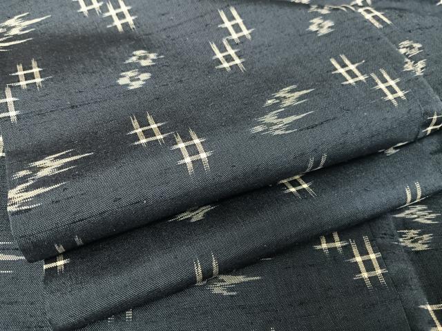 ■■■　サイズ　■■■ 身丈 162cm（肩から） 裄丈 67.5cm 袖丈 47.5cm　縫込み 0cm 袖幅 35cm 前幅 26cm 後幅 30cm 着物縫いこみ 内揚げ 1.5cm 裄 お袖側 約2cm　身頃側 約2cm ■■■　商品詳細　■■■ 【正絹】 状態は接写画像のように胴裏・衿裏にホックシミ、肩山付近に糸ヨレがございますが その他特に目立ったシミ汚れなどもなく大変良い状態です。 大変上質な逸品になります。 お安く出品致しますので、是非この機会にいかがでしょうか？ ■■■　注意事項　■■■ ■モニター発色の具合により色合いが異なる場合がございます。 ■寸法は多少の誤差が生じる場合がございますのでご了承ください。 ■シミ等のチェックには注意を払っておりますが、見落としがある場合もございますし、個人の見解も様々ですので神経質な方のご購入はお控えください。 ■箪笥に入っておりました着物や帯なので畳みシワや匂いがあるものもございます。 ■お休みは基本的に土日祝となりますが、その他臨時でお休みする場合がございますのでご了承ください。 ■商品の発送は平日のみの発送となります。 ■夜間と土曜、日曜日はお問い合わせの回答が遅れる場合がございます。 ■当店では、お直し、紋入れ、お手入れ等は承っておりません。 ■生地の状態（ヤケ、経年劣化等）によってはサイズ直しが出来ない場合がございます。 その点もどうかご了承のうえ、ご購入をお願いいたします。 ■着物のサイズ目安は下記を参考ください↓ ＜女性着物＞　身長-10cm+5cmが着用可能サイズ(お端折り次第) 　例）身長160cmの方→着物身丈150cm〜165cm ＜男性着物＞　身長-27cm ±5cmが着用可能サイズ 　例）身長170cmの方→着物身丈138cm〜148cm