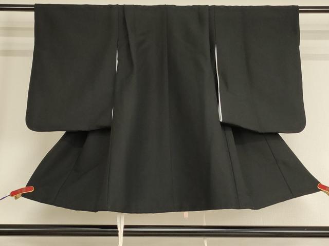 ■■■　サイズ　■■■ 【祝着】 身丈 75cm（肩から） 裄丈 45cm（肩上げ　3.5cm） 袖丈 47cm　縫込み 2cm 袖幅 28.5cm 前幅 20cm 後幅 23.5cm 着物縫いこみ 内揚げ 0cm （腰上げ　0cm） 裄 お袖側 約2cm　身頃側 約1cm ■■■　商品詳細　■■■ 着物【化繊】の状態は接写画像のように衿に汚れがございますが その他特に目立ったシミ汚れなどもなく大変良い状態です。 長襦袢【化繊】の状態は接写画像のように衿裏に汚れがございますがその他特に目立ったシミ汚れなどもなく大変良い状態です。 お安く出品致しますので、是非この機会にいかがでしょうか？ ※長襦袢は着物に縫い付けられております。 ■■■　注意事項　■■■ ■モニター発色の具合により色合いが異なる場合がございます。 ■寸法は多少の誤差が生じる場合がございますのでご了承ください。 ■縫込みの長さが左右非対称の場合は短い部分を記載しております。 左右非対称であってもご返品・お値引き等の保証は出来かねますので、ご了承の上ご購入をお願い致します。 ■シミ等のチェックには注意を払っておりますが、見落としがある場合もございますし、個人の見解も様々ですので神経質な方のご購入はお控えください。 ■箪笥に入っておりました着物や帯なので畳みシワや匂いがあるものもございます。 ■お休みは基本的に土日祝となりますが、その他臨時でお休みする場合がございますのでご了承ください。 ■商品の発送は平日のみの発送となります。 ■夜間と土曜、日曜日はお問い合わせの回答が遅れる場合がございます。 ■当店では、お直し、紋入れ、お手入れ等は承っておりません。 ■生地の状態（ヤケ、経年劣化等）によってはサイズ直しが出来ない場合がございます。 その点もどうかご了承のうえ、ご購入をお願いいたします。 ■弊社で取り扱う商品は一点ものにつき、時期や在庫状況に応じて金額が変更となる場合がございます。 ■検針は行っておりません。予めご了承いただきますようお願いいたします。 ■【洗える着物】と記載のある商品におきましては、商品お届け後に洗濯を行ってしまってからのご返品にはご対応しかねます。 念の為、専門店でのお手入れをお願いいたします。 ■着物のサイズ目安は下記を参考ください↓ ＜女性着物＞　お端折り次第で＋5cm　−1cmが着用可能サイズ 　例）身丈170cmの場合、身長160cm〜175cm ＜男性着物＞　身丈＋約25cm〜27cm程が適応身長 　例）身丈155cmの場合、身長180〜182cm