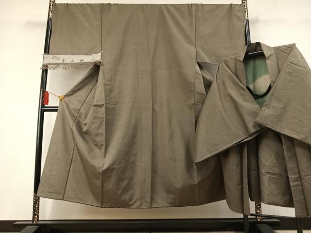 ■■■　サイズ　■■■ 【着物】 身丈 145cm（肩から） 裄丈 72cm 袖丈 48cm　縫込み 3cm 袖幅 36cm 前幅 25cm 後幅 31cm 着物縫いこみ 内揚げ 6.5cm 裄 お袖側 約3cm　身頃側 約2cm 【羽織】 身丈 91.5cm（肩から） 裄丈 73cm 袖丈 48cm　縫込み 3cm 袖幅 37cm 前幅 20cm 後幅 31cm 裄 お袖側 約3cm　身頃側 約2cm ■■■　商品詳細　■■■ 【正絹】 着物の状態は特に目立ったシミ汚れなどもなく大変良い状態です。 羽織の状態は接写画像のように羽裏に薄い汚れがございますが その他特に目立ったシミ汚れなどもなく大変良い状態です。 大変上質な逸品になります。 お安く出品致しますので、是非この機会にいかがでしょうか？ ■■■　注意事項　■■■ ■モニター発色の具合により色合いが異なる場合がございます。 ■寸法は多少の誤差が生じる場合がございますのでご了承ください。 ■縫込みの長さが左右非対称の場合は短い部分を記載しております。 左右非対称であってもご返品・お値引き等の保証は出来かねますので、ご了承の上ご購入をお願い致します。 ■シミ等のチェックには注意を払っておりますが、見落としがある場合もございますし、個人の見解も様々ですので神経質な方のご購入はお控えください。 ■箪笥に入っておりました着物や帯なので畳みシワや匂いがあるものもございます。 ■お休みは基本的に土日祝となりますが、その他臨時でお休みする場合がございますのでご了承ください。 ■商品の発送は平日のみの発送となります。 ■夜間と土曜、日曜日はお問い合わせの回答が遅れる場合がございます。 ■当店では、お直し、紋入れ、お手入れ等は承っておりません。 ■生地の状態（ヤケ、経年劣化等）によってはサイズ直しが出来ない場合がございます。 その点もどうかご了承のうえ、ご購入をお願いいたします。 ■弊社で取り扱う商品は一点ものにつき、時期や在庫状況に応じて金額が変更となる場合がございます。 ■検針は行っておりません。予めご了承いただきますようお願いいたします。 ■【洗える着物】と記載のある商品におきましては、商品お届け後に洗濯を行ってしまってからのご返品にはご対応しかねます。 念の為、専門店でのお手入れをお願いいたします。 ■写真に写っている物が全てになります。それ以外の付属品はございませんのでご了承ください。 ■状態に関する写真につきましては、掲載可能な写真枚数に限りがあるため、各箇所につき1枚参考画像を掲載しております。 ■着物のサイズ目安は下記を参考ください↓ ＜女性着物＞　お端折り次第で＋5cm　−1cmが着用可能サイズ 　例）身丈170cmの場合、身長160cm〜175cm ＜男性着物＞　身丈＋約25cm〜27cm程が適応身長 　例）身丈155cmの場合、身長180〜182cm