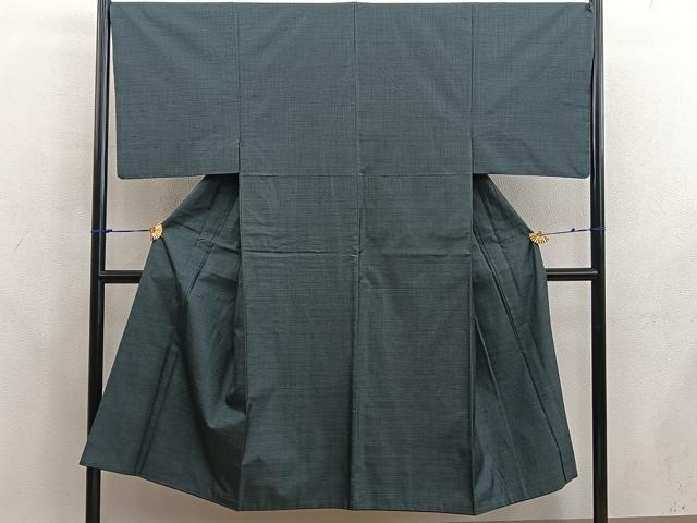 ■■■　サイズ　■■■ 身丈 141cm（肩から） 裄丈 68cm 袖丈 49.5cm　縫込み 3cm 袖幅 34cm 前幅 29.5cm 後幅 32cm 着物縫いこみ 内揚げ 0cm 裄 お袖側 約3.5cm　身頃側 約3.5cm ■■■　商品詳細　■■■ 【正絹】 状態は特に目立ったシミ汚れなどもなく大変良い状態です。 大変上質な逸品になります。 お安く出品致しますので、是非この機会にいかがでしょうか？ ■■■　注意事項　■■■ ■モニター発色の具合により色合いが異なる場合がございます。 ■寸法は多少の誤差が生じる場合がございますのでご了承ください。 ■縫込みの長さが左右非対称の場合は短い部分を記載しております。 左右非対称であってもご返品・お値引き等の保証は出来かねますので、ご了承の上ご購入をお願い致します。 ■シミ等のチェックには注意を払っておりますが、見落としがある場合もございますし、個人の見解も様々ですので神経質な方のご購入はお控えください。 ■箪笥に入っておりました着物や帯なので畳みシワや匂いがあるものもございます。 ■お休みは基本的に土日祝となりますが、その他臨時でお休みする場合がございますのでご了承ください。 ■商品の発送は平日のみの発送となります。 ■夜間と土曜、日曜日はお問い合わせの回答が遅れる場合がございます。 ■当店では、お直し、紋入れ、お手入れ等は承っておりません。 ■生地の状態（ヤケ、経年劣化等）によってはサイズ直しが出来ない場合がございます。 その点もどうかご了承のうえ、ご購入をお願いいたします。 ■弊社で取り扱う商品は一点ものにつき、時期や在庫状況に応じて金額が変更となる場合がございます。 ■検針は行っておりません。予めご了承いただきますようお願いいたします。 ■【洗える着物】と記載のある商品におきましては、商品お届け後に洗濯を行ってしまってからのご返品にはご対応しかねます。 念の為、専門店でのお手入れをお願いいたします。 ■写真に写っている物が全てになります。それ以外の付属品はございませんのでご了承ください。 ■状態に関する写真につきましては、掲載可能な写真枚数に限りがあるため、各箇所につき1枚参考画像を掲載しております。 ■着物のサイズ目安は下記を参考ください↓ ＜女性着物＞　お端折り次第で＋5cm　−1cmが着用可能サイズ 　例）身丈170cmの場合、身長160cm〜175cm ＜男性着物＞　身丈＋約25cm〜27cm程が適応身長 　例）身丈155cmの場合、身長180〜182cm