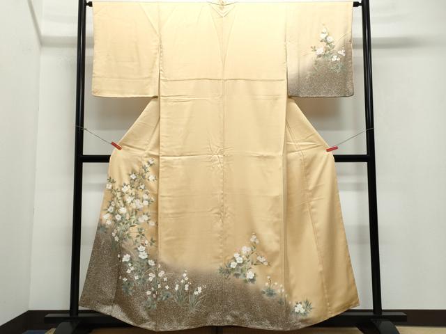 ■■■　サイズ　■■■ 身丈 155.5cm（肩から） 裄丈 64cm 袖丈 48.5cm　縫込み 4.5cm 袖幅 32.5cm 前幅 24.5cm 後幅 30.5cm 着物縫いこみ 内揚げ 8cm 裄 お袖側 約2cm　身頃側 約2cm ■■■　商品詳細　■■■ 【正絹】 状態は接写画像のように左袖前に薄い汚れがございますが その他特に目立ったシミ汚れなどもなく大変良い状態です。 大変上質な逸品になります。 お安く出品致しますので、是非この機会にいかがでしょうか？ ■■■　注意事項　■■■ ■モニター発色の具合により色合いが異なる場合がございます。 ■寸法は多少の誤差が生じる場合がございますのでご了承ください。 ■縫込みの長さが左右非対称の場合は短い部分を記載しております。 左右非対称であってもご返品・お値引き等の保証は出来かねますので、ご了承の上ご購入をお願い致します。 ■シミ等のチェックには注意を払っておりますが、見落としがある場合もございますし、個人の見解も様々ですので神経質な方のご購入はお控えください。 ■箪笥に入っておりました着物や帯なので畳みシワや匂いがあるものもございます。 ■お休みは基本的に土日祝となりますが、その他臨時でお休みする場合がございますのでご了承ください。 ■商品の発送は平日のみの発送となります。 ■夜間と土曜、日曜日はお問い合わせの回答が遅れる場合がございます。 ■当店では、お直し、紋入れ、お手入れ等は承っておりません。 ■生地の状態（ヤケ、経年劣化等）によってはサイズ直しが出来ない場合がございます。 その点もどうかご了承のうえ、ご購入をお願いいたします。 ■弊社で取り扱う商品は一点ものにつき、時期や在庫状況に応じて金額が変更となる場合がございます。 ■検針は行っておりません。予めご了承いただきますようお願いいたします。 ■【洗える着物】と記載のある商品におきましては、商品お届け後に洗濯を行ってしまってからのご返品にはご対応しかねます。 念の為、専門店でのお手入れをお願いいたします。 ■着物のサイズ目安は下記を参考ください↓ ＜女性着物＞　お端折り次第で＋5cm　−1cmが着用可能サイズ 　例）身丈170cmの場合、身長160cm〜175cm ＜男性着物＞　身丈＋約25cm〜27cm程が適応身長 　例）身丈155cmの場合、身長180〜182cm