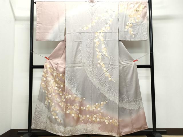 ■■■　サイズ　■■■ 身丈 154cm（肩から） 裄丈 65.5cm 袖丈 48cm　縫込み 9cm 袖幅 34cm 前幅 24.5cm 後幅 30.5cm 着物縫いこみ 内揚げ 9cm 裄 お袖側 約1.5cm　身頃側 約1.5cm ■■■　商品詳細　■■■ 【正絹】 状態は接写画像のように右袖後ろに薄い汚れがございますが その他特に目立ったシミ汚れなどもなく大変良い状態です。 大変上質な逸品になります。 お安く出品致しますので、是非この機会にいかがでしょうか？ ■■■　注意事項　■■■ ■モニター発色の具合により色合いが異なる場合がございます。 ■寸法は多少の誤差が生じる場合がございますのでご了承ください。 ■シミ等のチェックには注意を払っておりますが、見落としがある場合もございますし、個人の見解も様々ですので神経質な方のご購入はお控えください。 ■箪笥に入っておりました着物や帯なので畳みシワや匂いがあるものもございます。 ■お休みは基本的に土日祝となりますが、その他臨時でお休みする場合がございますのでご了承ください。 ■商品の発送は平日のみの発送となります。 ■夜間と土曜、日曜日はお問い合わせの回答が遅れる場合がございます。 ■当店では、お直し、紋入れ、お手入れ等は承っておりません。 ■生地の状態（ヤケ、経年劣化等）によってはサイズ直しが出来ない場合がございます。 その点もどうかご了承のうえ、ご購入をお願いいたします。 ■着物のサイズ目安は下記を参考ください↓ ＜女性着物＞　身長-10cm+5cmが着用可能サイズ(お端折り次第) 　例）身長160cmの方→着物身丈150cm〜165cm ＜男性着物＞　身長-27cm ±5cmが着用可能サイズ 　例）身長170cmの方→着物身丈138cm〜148cm
