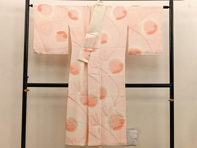 ■■■　サイズ　■■■ 身丈 132.5cm（肩から） 裄丈 65.5cm 袖丈 48.5cm　縫込み 6cm 袖幅 33.5cm 前幅 25cm 後幅 31cm 着物縫いこみ 内揚げ 0cm 裄 お袖側 約2.5cm　身頃側 約2.5cm ■■■　商品詳細　■■■ 【正絹】 状態は画像を添付しておりますので、そちらをご確認下さいますよう宜しくお願い致します。 大変上質な逸品になります。 お安く出品致しますので、是非この機会にいかがでしょうか？ ■■■　注意事項　■■■ ■モニター発色の具合により色合いが異なる場合がございます。 ■寸法は多少の誤差が生じる場合がございますのでご了承ください。 ■縫込みの長さが左右非対称の場合は短い部分を記載しております。 左右非対称であってもご返品・お値引き等の保証は出来かねますので、ご了承の上ご購入をお願い致します。 ■シミ等のチェックには注意を払っておりますが、見落としがある場合もございますし、個人の見解も様々ですので神経質な方のご購入はお控えください。 ■箪笥に入っておりました着物や帯なので畳みシワや匂いがあるものもございます。 ■お休みは基本的に土日祝となりますが、その他臨時でお休みする場合がございますのでご了承ください。 ■商品の発送は平日のみの発送となります。 ■夜間と土曜、日曜日はお問い合わせの回答が遅れる場合がございます。 ■当店では、お直し、紋入れ、お手入れ等は承っておりません。 ■生地の状態（ヤケ、経年劣化等）によってはサイズ直しが出来ない場合がございます。 その点もどうかご了承のうえ、ご購入をお願いいたします。 ■弊社で取り扱う商品は一点ものにつき、時期や在庫状況に応じて金額が変更となる場合がございます。 ■検針は行っておりません。予めご了承いただきますようお願いいたします。 ■【洗える着物】と記載のある商品におきましては、商品お届け後に洗濯を行ってしまってからのご返品にはご対応しかねます。 念の為、専門店でのお手入れをお願いいたします。 ■着物のサイズ目安は下記を参考ください↓ ＜女性着物＞　お端折り次第で＋5cm　−1cmが着用可能サイズ 　例）身丈170cmの場合、身長160cm〜175cm ＜男性着物＞　身丈＋約25cm〜27cm程が適応身長 　例）身丈155cmの場合、身長180〜182cm