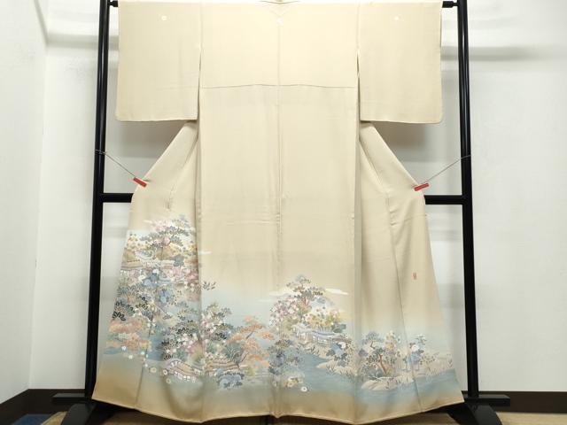 ■■■　サイズ　■■■ 身丈 159cm（肩から） 裄丈 62.5cm 袖丈 48.5cm　縫込み 4.5cm 袖幅 32.5cm 前幅 25.5cm 後幅 31cm 着物縫いこみ 内揚げ 5.5cm 裄 お袖側 約3cm　身頃側 約4cm ■■■　商品詳細　■■■ 【正絹・三つ紋】 状態は接写画像のように左袖前・右袖後ろ・衿に薄い汚れがございますが その他特に目立ったシミ汚れなどもなく大変良い状態です。 十日町友禅作家・岡村蒼風。 十日町友禅はその成り立ちからもわかるように、加賀友禅や東京友禅に比べると、 京友禅に一番近い華やかな作風が特徴です。 大変上質な逸品になります。 お安く出品致しますので、是非この機会にいかがでしょうか？ ■■■　注意事項　■■■ ■モニター発色の具合により色合いが異なる場合がございます。 ■寸法は多少の誤差が生じる場合がございますのでご了承ください。 ■縫込みの長さが左右非対称の場合は短い部分を記載しております。 左右非対称であってもご返品・お値引き等の保証は出来かねますので、ご了承の上ご購入をお願い致します。 ■シミ等のチェックには注意を払っておりますが、見落としがある場合もございますし、個人の見解も様々ですので神経質な方のご購入はお控えください。 ■箪笥に入っておりました着物や帯なので畳みシワや匂いがあるものもございます。 ■お休みは基本的に土日祝となりますが、その他臨時でお休みする場合がございますのでご了承ください。 ■商品の発送は平日のみの発送となります。 ■夜間と土曜、日曜日はお問い合わせの回答が遅れる場合がございます。 ■当店では、お直し、紋入れ、お手入れ等は承っておりません。 ■生地の状態（ヤケ、経年劣化等）によってはサイズ直しが出来ない場合がございます。 その点もどうかご了承のうえ、ご購入をお願いいたします。 ■弊社で取り扱う商品は一点ものにつき、時期や在庫状況に応じて金額が変更となる場合がございます。 ■検針は行っておりません。予めご了承いただきますようお願いいたします。 ■【洗える着物】と記載のある商品におきましては、商品お届け後に洗濯を行ってしまってからのご返品にはご対応しかねます。 念の為、専門店でのお手入れをお願いいたします。 ■着物のサイズ目安は下記を参考ください↓ ＜女性着物＞　お端折り次第で＋5cm　−1cmが着用可能サイズ 　例）身丈170cmの場合、身長160cm〜175cm ＜男性着物＞　身丈＋約25cm〜27cm程が適応身長 　例）身丈155cmの場合、身長180〜182cm