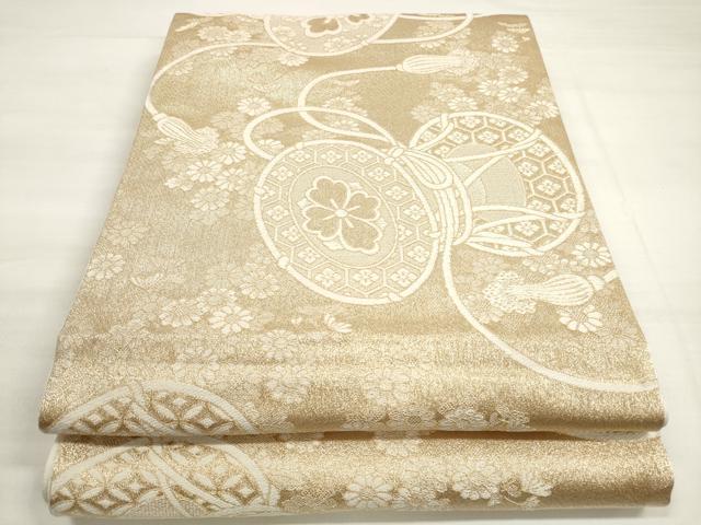 ■■■　サイズ　■■■ 長さ 428cm 幅 30cm程 ■■■　商品詳細　■■■ 【正絹・未仕立て】 詳細に関しましては、画像をご確認ください。 大変上質な逸品になります。 お安く出品致しますので、是非この機会にいかがでしょうか？ ■■■　注意事項　■■■ ■モニター発色の具合により色合いが異なる場合がございます。 ■寸法は多少の誤差が生じる場合がございますのでご了承ください。 ■縫込みの長さが左右非対称の場合は短い部分を記載しております。 左右非対称であってもご返品・お値引き等の保証は出来かねますので、ご了承の上ご購入をお願い致します。 ■シミ等のチェックには注意を払っておりますが、見落としがある場合もございますし、個人の見解も様々ですので神経質な方のご購入はお控えください。 ■箪笥に入っておりました着物や帯なので畳みシワや匂いがあるものもございます。 ■お休みは基本的に土日祝となりますが、その他臨時でお休みする場合がございますのでご了承ください。 ■商品の発送は平日のみの発送となります。 ■夜間と土曜、日曜日はお問い合わせの回答が遅れる場合がございます。 ■当店では、お直し、紋入れ、お手入れ等は承っておりません。 ■生地の状態（ヤケ、経年劣化等）によってはサイズ直しが出来ない場合がございます。 その点もどうかご了承のうえ、ご購入をお願いいたします。 ■弊社で取り扱う商品は一点ものにつき、時期や在庫状況に応じて金額が変更となる場合がございます。 ■検針は行っておりません。予めご了承いただきますようお願いいたします。 ■【洗える着物】と記載のある商品におきましては、商品お届け後に洗濯を行ってしまってからのご返品にはご対応しかねます。 念の為、専門店でのお手入れをお願いいたします。 ■着物のサイズ目安は下記を参考ください↓ ＜女性着物＞　お端折り次第で＋5cm　−1cmが着用可能サイズ 　例）身丈170cmの場合、身長160cm〜175cm ＜男性着物＞　身丈＋約25cm〜27cm程が適応身長 　例）身丈155cmの場合、身長180〜182cm