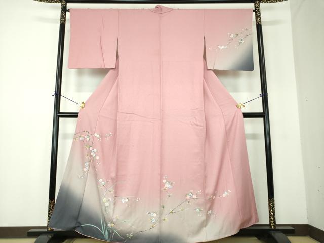■■■　サイズ　■■■ 身丈 159cm（肩から） 裄丈 65cm 袖丈 46.5cm　縫込み 10cm 袖幅 34cm 前幅 24.5cm 後幅 29cm 着物縫いこみ 内揚げ 13cm 裄 お袖側 約3cm　身頃側 約5.5cm ■■■　商品詳細　■■■ 【正絹】 状態は接写画像のように表地所々、八掛裾、衿山に薄い汚れがございます。 大変上質な逸品になりますのでぜひお手入れをされてお召しになられてはいかがでしょうか。 お安く出品致しますので、是非この機会にいかがでしょうか？ ■■■　注意事項　■■■ ■モニター発色の具合により色合いが異なる場合がございます。 ■寸法は多少の誤差が生じる場合がございますのでご了承ください。 ■縫込みの長さが左右非対称の場合は短い部分を記載しております。 左右非対称であってもご返品・お値引き等の保証は出来かねますので、ご了承の上ご購入をお願い致します。 ■シミ等のチェックには注意を払っておりますが、見落としがある場合もございますし、個人の見解も様々ですので神経質な方のご購入はお控えください。 ■箪笥に入っておりました着物や帯なので畳みシワや匂いがあるものもございます。 ■お休みは基本的に土日祝となりますが、その他臨時でお休みする場合がございますのでご了承ください。 ■商品の発送は平日のみの発送となります。 ■夜間と土曜、日曜日はお問い合わせの回答が遅れる場合がございます。 ■当店では、お直し、紋入れ、お手入れ等は承っておりません。 ■生地の状態（ヤケ、経年劣化等）によってはサイズ直しが出来ない場合がございます。 その点もどうかご了承のうえ、ご購入をお願いいたします。 ■弊社で取り扱う商品は一点ものにつき、時期や在庫状況に応じて金額が変更となる場合がございます。 ■検針は行っておりません。予めご了承いただきますようお願いいたします。 ■【洗える着物】と記載のある商品におきましては、商品お届け後に洗濯を行ってしまってからのご返品にはご対応しかねます。 念の為、専門店でのお手入れをお願いいたします。 ■写真に写っている物が全てになります。それ以外の付属品はございませんのでご了承ください。 ■状態に関する写真につきましては、掲載可能な写真枚数に限りがあるため、各箇所につき1枚参考画像を掲載しております。 ■着物のサイズ目安は下記を参考ください↓ ＜女性着物＞　お端折り次第で＋5cm　－1cmが着用可能サイズ 　例）身丈170cmの場合、身長160cm～175cm ＜男性着物＞　身丈＋約25cm～27cm程が適応身長 　例）身丈155cmの場合、身長180～182cm