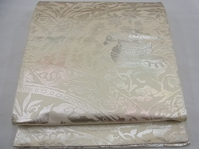 ■■■　サイズ　■■■ 長さ 424cm 幅 31cm程 ■■■　商品詳細　■■■ 【正絹・芯なし】 状態は接写画像のように 裏地・表地に所々薄い汚れがございますが 大変上質な逸品になります。 ぜひお手入れをされてお召しになられてはいかがでしょうか。 お安く出品致しますので、是非この機会にいかがでしょうか？ ■■■　注意事項　■■■ ■モニター発色の具合により色合いが異なる場合がございます。 ■寸法は多少の誤差が生じる場合がございますのでご了承ください。 ■縫込みの長さが左右非対称の場合は短い部分を記載しております。 左右非対称であってもご返品・お値引き等の保証は出来かねますので、ご了承の上ご購入をお願い致します。 ■シミ等のチェックには注意を払っておりますが、見落としがある場合もございますし、個人の見解も様々ですので神経質な方のご購入はお控えください。 ■箪笥に入っておりました着物や帯なので畳みシワや匂いがあるものもございます。 ■お休みは基本的に土日祝となりますが、その他臨時でお休みする場合がございますのでご了承ください。 ■商品の発送は平日のみの発送となります。 ■夜間と土曜、日曜日はお問い合わせの回答が遅れる場合がございます。 ■当店では、お直し、紋入れ、お手入れ等は承っておりません。 ■生地の状態（ヤケ、経年劣化等）によってはサイズ直しが出来ない場合がございます。 その点もどうかご了承のうえ、ご購入をお願いいたします。 ■弊社で取り扱う商品は一点ものにつき、時期や在庫状況に応じて金額が変更となる場合がございます。 ■検針は行っておりません。予めご了承いただきますようお願いいたします。 ■【洗える着物】と記載のある商品におきましては、商品お届け後に洗濯を行ってしまってからのご返品にはご対応しかねます。 念の為、専門店でのお手入れをお願いいたします。 ■着物のサイズ目安は下記を参考ください↓ ＜女性着物＞　お端折り次第で＋5cm　−1cmが着用可能サイズ 　例）身丈170cmの場合、身長160cm〜175cm ＜男性着物＞　身丈＋約25cm〜27cm程が適応身長 　例）身丈155cmの場合、身長180〜182cm