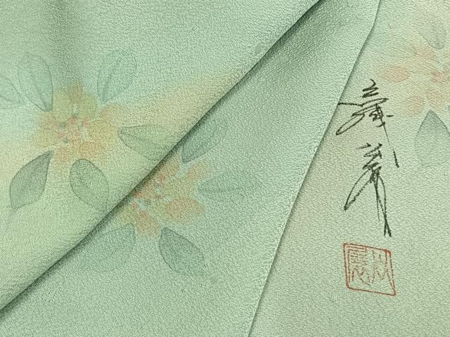 ■■■　サイズ　■■■ 身丈 163cm（肩から） 裄丈 66cm 袖丈 48cm　縫込み 6cm 袖幅 34cm 前幅 25cm 後幅 30cm 着物縫いこみ 内揚げ 5cm 裄 お袖側 約2cm　身頃側 約4cm ■■■　商品詳細　■■■ 【正絹】 状態は接写画像のように胴裏・衿裏に薄い汚れがございますが その他特に目立ったシミ汚れなどもなく大変良い状態です。 ぼかし染めの大家として知られる染色家、数々の受賞暦を誇ります。 偶然とも見える計算された色の重ね、 手描きの柔らかさには頂点を極めた作家の技があります。 昭和10年　徳島県にて出生。 昭和28年　京都にて型友禅、のり、摺り、手描等を習得。 昭和34年　斎藤才三郎染工芸入社。手描きによる色感習得。 昭和42年　独立・岩浅染工芸設立。 知事賞など多数の大賞を受賞し、 手描きの柔かさに加えて独特の色感をもって、新しい作品創りに挑戦。 大変上質な逸品になります。 お安く出品致しますので、是非この機会にいかがでしょうか？ ■■■　注意事項　■■■ ■モニター発色の具合により色合いが異なる場合がございます。 ■寸法は多少の誤差が生じる場合がございますのでご了承ください。 ■縫込みの長さが左右非対称の場合は短い部分を記載しております。 左右非対称であってもご返品・お値引き等の保証は出来かねますので、ご了承の上ご購入をお願い致します。 ■シミ等のチェックには注意を払っておりますが、見落としがある場合もございますし、個人の見解も様々ですので神経質な方のご購入はお控えください。 ■箪笥に入っておりました着物や帯なので畳みシワや匂いがあるものもございます。 ■お休みは基本的に土日祝となりますが、その他臨時でお休みする場合がございますのでご了承ください。 ■商品の発送は平日のみの発送となります。 ■夜間と土曜、日曜日はお問い合わせの回答が遅れる場合がございます。 ■当店では、お直し、紋入れ、お手入れ等は承っておりません。 ■生地の状態（ヤケ、経年劣化等）によってはサイズ直しが出来ない場合がございます。 その点もどうかご了承のうえ、ご購入をお願いいたします。 ■弊社で取り扱う商品は一点ものにつき、時期や在庫状況に応じて金額が変更となる場合がございます。 ■検針は行っておりません。予めご了承いただきますようお願いいたします。 ■【洗える着物】と記載のある商品におきましては、商品お届け後に洗濯を行ってしまってからのご返品にはご対応しかねます。 念の為、専門店でのお手入れをお願いいたします。 ■着物のサイズ目安は下記を参考ください↓ ＜女性着物＞　お端折り次第で＋5cm　−1cmが着用可能サイズ 　例）身丈170cmの場合、身長160cm〜175cm ＜男性着物＞　身丈＋約25cm〜27cm程が適応身長 　例）身丈155cmの場合、身長180〜182cm