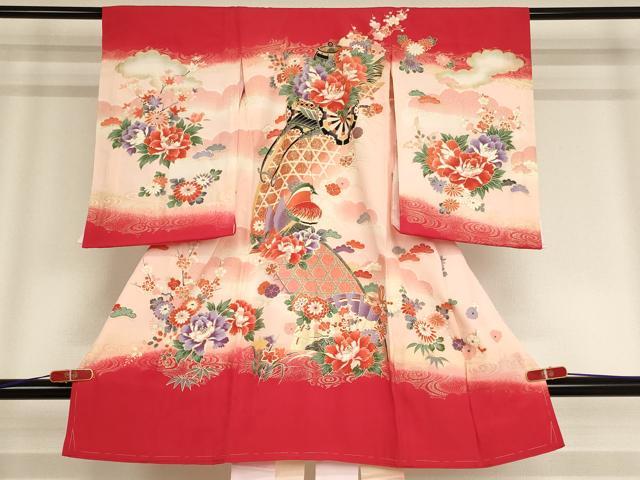 ■■■　サイズ　■■■ 【着物】 身丈 94.5cm（肩から） 裄丈 43.5cm 袖丈 53.5cm ■■■　商品詳細　■■■ 産着【正絹・襦袢：化繊】の状態は接写画像のように表地に汚れがございますが その他特に目立ったシミ汚れなどもなく大変良い状態です。 大変上質な逸品になります。 お安く出品致しますので、是非この機会にいかがでしょうか？ ※長襦袢はセットになっております。 ■■■　注意事項　■■■ ■モニター発色の具合により色合いが異なる場合がございます。 ■寸法は多少の誤差が生じる場合がございますのでご了承ください。 ■縫込みの長さが左右非対称の場合は短い部分を記載しております。 左右非対称であってもご返品・お値引き等の保証は出来かねますので、ご了承の上ご購入をお願い致します。 ■シミ等のチェックには注意を払っておりますが、見落としがある場合もございますし、個人の見解も様々ですので神経質な方のご購入はお控えください。 ■箪笥に入っておりました着物や帯なので畳みシワや匂いがあるものもございます。 ■お休みは基本的に土日祝となりますが、その他臨時でお休みする場合がございますのでご了承ください。 ■商品の発送は平日のみの発送となります。 ■夜間と土曜、日曜日はお問い合わせの回答が遅れる場合がございます。 ■当店では、お直し、紋入れ、お手入れ等は承っておりません。 ■生地の状態（ヤケ、経年劣化等）によってはサイズ直しが出来ない場合がございます。 その点もどうかご了承のうえ、ご購入をお願いいたします。 ■弊社で取り扱う商品は一点ものにつき、時期や在庫状況に応じて金額が変更となる場合がございます。 ■検針は行っておりません。予めご了承いただきますようお願いいたします。 ■【洗える着物】と記載のある商品におきましては、商品お届け後に洗濯を行ってしまってからのご返品にはご対応しかねます。 念の為、専門店でのお手入れをお願いいたします。 ■着物のサイズ目安は下記を参考ください↓ ＜女性着物＞　お端折り次第で＋5cm　−1cmが着用可能サイズ 　例）身丈170cmの場合、身長160cm〜175cm ＜男性着物＞　身丈＋約25cm〜27cm程が適応身長 　例）身丈155cmの場合、身長180〜182cm