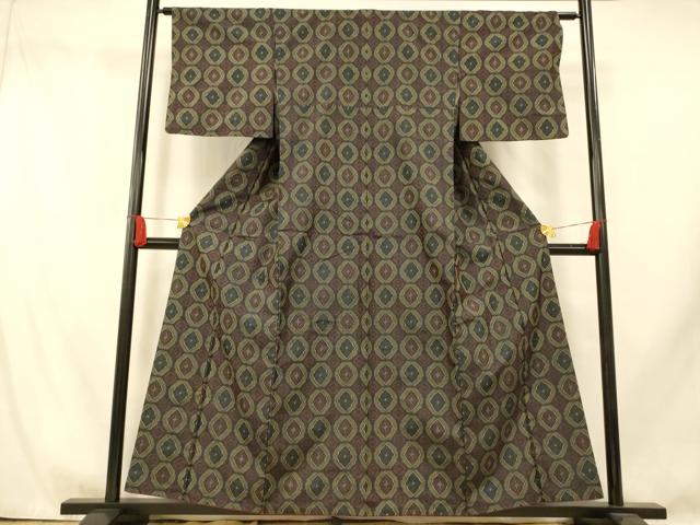 ■■■　サイズ　■■■ 身丈 154cm（肩から） 裄丈 62.5cm 袖丈 47cm　縫込み 3.5cm 袖幅 32.5cm 前幅 22.5cm 後幅 28.5cm 着物縫いこみ 内揚げ 1.5cm 裄 お袖側 約3cm　身頃側 約4cm ■■■　商品詳細　■■■ 【正絹】 状態は画像を添付しておりますので、そちらをご確認下さいますよう宜しくお願い致します。 大変上質な逸品になります。 お安く出品致しますので、是非この機会にいかがでしょうか？ ■■■　注意事項　■■■ ■モニター発色の具合により色合いが異なる場合がございます。 ■寸法は多少の誤差が生じる場合がございますのでご了承ください。 ■縫込みの長さが左右非対称の場合は短い部分を記載しております。 左右非対称であってもご返品・お値引き等の保証は出来かねますので、ご了承の上ご購入をお願い致します。 ■シミ等のチェックには注意を払っておりますが、見落としがある場合もございますし、個人の見解も様々ですので神経質な方のご購入はお控えください。 ■箪笥に入っておりました着物や帯なので畳みシワや匂いがあるものもございます。 ■お休みは基本的に土日祝となりますが、その他臨時でお休みする場合がございますのでご了承ください。 ■商品の発送は平日のみの発送となります。 ■夜間と土曜、日曜日はお問い合わせの回答が遅れる場合がございます。 ■当店では、お直し、紋入れ、お手入れ等は承っておりません。 ■生地の状態（ヤケ、経年劣化等）によってはサイズ直しが出来ない場合がございます。 その点もどうかご了承のうえ、ご購入をお願いいたします。 ■弊社で取り扱う商品は一点ものにつき、時期や在庫状況に応じて金額が変更となる場合がございます。 ■検針は行っておりません。予めご了承いただきますようお願いいたします。 ■【洗える着物】と記載のある商品におきましては、商品お届け後に洗濯を行ってしまってからのご返品にはご対応しかねます。 念の為、専門店でのお手入れをお願いいたします。 ■写真に写っている物が全てになります。それ以外の付属品はございませんのでご了承ください。 ■着物のサイズ目安は下記を参考ください↓ ＜女性着物＞　お端折り次第で＋5cm　−1cmが着用可能サイズ 　例）身丈170cmの場合、身長160cm〜175cm ＜男性着物＞　身丈＋約25cm〜27cm程が適応身長 　例）身丈155cmの場合、身長180〜182cm