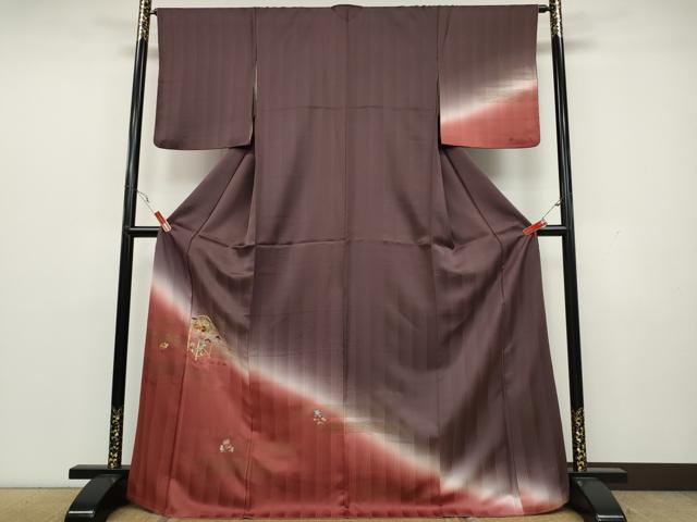 ■■■　サイズ　■■■ 身丈 170cm（肩から） 裄丈 64cm 袖丈 51cm　縫込み 3cm 袖幅 33.5cm 前幅 23cm 後幅 28.5cm 着物縫いこみ 内揚げ 0cm 裄 お袖側 約2cm　身頃側 約2cm ■■■　商品詳細　■■■ 【正絹】 状態は接写画像のように衿山・右袖後ろ・胴裏・八掛に薄い汚れがございますが その他特に目立ったシミ汚れなどもなく大変良い状態です。 大変上質な逸品になります。 お安く出品致しますので、是非この機会にいかがでしょうか？ ■■■　注意事項　■■■ ■モニター発色の具合により色合いが異なる場合がございます。 ■寸法は多少の誤差が生じる場合がございますのでご了承ください。 ■縫込みの長さが左右非対称の場合は短い部分を記載しております。 左右非対称であってもご返品・お値引き等の保証は出来かねますので、ご了承の上ご購入をお願い致します。 ■シミ等のチェックには注意を払っておりますが、見落としがある場合もございますし、個人の見解も様々ですので神経質な方のご購入はお控えください。 ■箪笥に入っておりました着物や帯なので畳みシワや匂いがあるものもございます。 ■お休みは基本的に土日祝となりますが、その他臨時でお休みする場合がございますのでご了承ください。 ■商品の発送は平日のみの発送となります。 ■夜間と土曜、日曜日はお問い合わせの回答が遅れる場合がございます。 ■当店では、お直し、紋入れ、お手入れ等は承っておりません。 ■生地の状態（ヤケ、経年劣化等）によってはサイズ直しが出来ない場合がございます。 その点もどうかご了承のうえ、ご購入をお願いいたします。 ■弊社で取り扱う商品は一点ものにつき、時期や在庫状況に応じて金額が変更となる場合がございます。 ■検針は行っておりません。予めご了承いただきますようお願いいたします。 ■【洗える着物】と記載のある商品におきましては、商品お届け後に洗濯を行ってしまってからのご返品にはご対応しかねます。 念の為、専門店でのお手入れをお願いいたします。 ■着物のサイズ目安は下記を参考ください↓ ＜女性着物＞　お端折り次第で＋5?　−10?が着用可能サイズ 　例）身丈170?の場合、身長160?〜175? ＜男性着物＞　身丈＋約25?〜27?程が適応身長 　例）身丈155?の場合、身長180〜182?