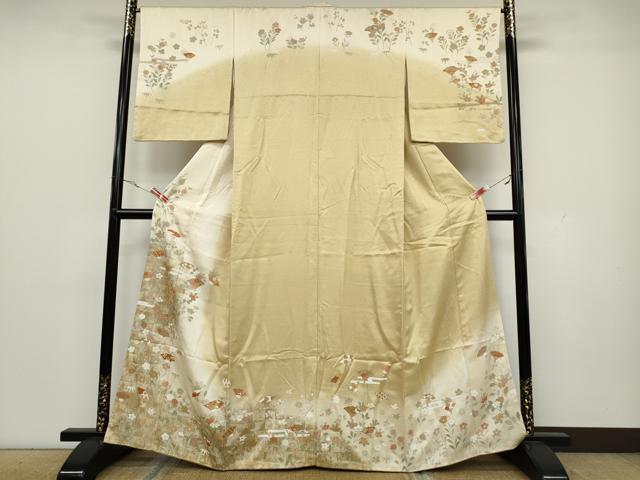 ■■■　サイズ　■■■ 身丈 163cm（肩から） 裄丈 66cm 袖丈 53cm　縫込み 8cm 袖幅 34cm 前幅 24cm 後幅 30.5cm 着物縫いこみ 内揚げ 6cm 裄 お袖側 約1.5cm　身頃側 約1.5cm ■■■　商品詳細　■■■ 【正絹】 状態は接写画像のように衿山・両袖口に薄い汚れがございますが その他特に目立ったシミ汚れなどもなく大変良い状態です。 大変上質な逸品になります。 お安く出品致しますので、是非この機会にいかがでしょうか？ ■■■　注意事項　■■■ ■モニター発色の具合により色合いが異なる場合がございます。 ■寸法は多少の誤差が生じる場合がございますのでご了承ください。 ■縫込みの長さが左右非対称の場合は短い部分を記載しております。 左右非対称であってもご返品・お値引き等の保証は出来かねますので、ご了承の上ご購入をお願い致します。 ■シミ等のチェックには注意を払っておりますが、見落としがある場合もございますし、個人の見解も様々ですので神経質な方のご購入はお控えください。 ■箪笥に入っておりました着物や帯なので畳みシワや匂いがあるものもございます。 ■お休みは基本的に土日祝となりますが、その他臨時でお休みする場合がございますのでご了承ください。 ■商品の発送は平日のみの発送となります。 ■夜間と土曜、日曜日はお問い合わせの回答が遅れる場合がございます。 ■当店では、お直し、紋入れ、お手入れ等は承っておりません。 ■生地の状態（ヤケ、経年劣化等）によってはサイズ直しが出来ない場合がございます。 その点もどうかご了承のうえ、ご購入をお願いいたします。 ■弊社で取り扱う商品は一点ものにつき、時期や在庫状況に応じて金額が変更となる場合がございます。 ■検針は行っておりません。予めご了承いただきますようお願いいたします。 ■【洗える着物】と記載のある商品におきましては、商品お届け後に洗濯を行ってしまってからのご返品にはご対応しかねます。 念の為、専門店でのお手入れをお願いいたします。 ■着物のサイズ目安は下記を参考ください↓ ＜女性着物＞　お端折り次第で＋5?　−10?が着用可能サイズ 　例）身丈170?の場合、身長160?〜175? ＜男性着物＞　身丈＋約25?〜27?程が適応身長 　例）身丈155?の場合、身長180〜182?