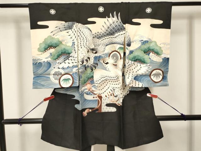■■■　サイズ　■■■ 【着物】 身丈 97cm（肩から） 裄丈 46.5cm 袖丈 56.5cm ■■■　商品詳細　■■■ 産着【着物：正絹・襦袢：化繊・五つ紋】の 状態は接写画像のように着物衿・上前・ 襦袢表地・裏地・紐部分に薄い汚れがございますが その他特に目立ったシミ汚れなどもなく大変良い状態です。 大変上質な逸品になります。 お安く出品致しますので、是非この機会にいかがでしょうか？ ■■■　注意事項　■■■ ■モニター発色の具合により色合いが異なる場合がございます。 ■寸法は多少の誤差が生じる場合がございますのでご了承ください。 ■縫込みの長さが左右非対称の場合は短い部分を記載しております。 左右非対称であってもご返品・お値引き等の保証は出来かねますので、ご了承の上ご購入をお願い致します。 ■シミ等のチェックには注意を払っておりますが、見落としがある場合もございますし、個人の見解も様々ですので神経質な方のご購入はお控えください。 ■箪笥に入っておりました着物や帯なので畳みシワや匂いがあるものもございます。 ■お休みは基本的に土日祝となりますが、その他臨時でお休みする場合がございますのでご了承ください。 ■商品の発送は平日のみの発送となります。 ■夜間と土曜、日曜日はお問い合わせの回答が遅れる場合がございます。 ■当店では、お直し、紋入れ、お手入れ等は承っておりません。 ■生地の状態（ヤケ、経年劣化等）によってはサイズ直しが出来ない場合がございます。 その点もどうかご了承のうえ、ご購入をお願いいたします。 ■弊社で取り扱う商品は一点ものにつき、時期や在庫状況に応じて金額が変更となる場合がございます。 ■検針は行っておりません。予めご了承いただきますようお願いいたします。 ■【洗える着物】と記載のある商品におきましては、商品お届け後に洗濯を行ってしまってからのご返品にはご対応しかねます。 念の為、専門店でのお手入れをお願いいたします。 ■着物のサイズ目安は下記を参考ください↓ ＜女性着物＞　お端折り次第で＋5cm　−1cmが着用可能サイズ 　例）身丈170cmの場合、身長160cm〜175cm ＜男性着物＞　身丈＋約25cm〜27cm程が適応身長 　例）身丈155cmの場合、身長180〜182cm