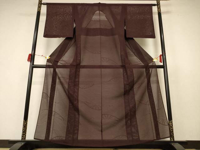 ■■■　サイズ　■■■ 身丈 160cm（肩から） 裄丈 62cm 袖丈 47cm　縫込み 5cm 袖幅 32cm 前幅 23cm 後幅 28cm 着物縫いこみ 内揚げ 7.5cm 裄 お袖側 約2.5cm　身頃側 約3cm ■■■　商品詳細　■■■ 【正絹・紋なし】 状態は接写画像のように衿裏に薄い汚れがございますが その他特に目立ったシミ汚れなどもなく大変良い状態です。 大変上質な逸品になります。 お安く出品致しますので、是非この機会にいかがでしょうか？ ■■■　注意事項　■■■ ■モニター発色の具合により色合いが異なる場合がございます。 ■寸法は多少の誤差が生じる場合がございますのでご了承ください。 ■縫込みの長さが左右非対称の場合は短い部分を記載しております。 左右非対称であってもご返品・お値引き等の保証は出来かねますので、ご了承の上ご購入をお願い致します。 ■シミ等のチェックには注意を払っておりますが、見落としがある場合もございますし、個人の見解も様々ですので神経質な方のご購入はお控えください。 ■箪笥に入っておりました着物や帯なので畳みシワや匂いがあるものもございます。 ■お休みは基本的に土日祝となりますが、その他臨時でお休みする場合がございますのでご了承ください。 ■商品の発送は平日のみの発送となります。 ■夜間と土曜、日曜日はお問い合わせの回答が遅れる場合がございます。 ■当店では、お直し、紋入れ、お手入れ等は承っておりません。 ■生地の状態（ヤケ、経年劣化等）によってはサイズ直しが出来ない場合がございます。 その点もどうかご了承のうえ、ご購入をお願いいたします。 ■弊社で取り扱う商品は一点ものにつき、時期や在庫状況に応じて金額が変更となる場合がございます。 ■検針は行っておりません。予めご了承いただきますようお願いいたします。 ■【洗える着物】と記載のある商品におきましては、商品お届け後に洗濯を行ってしまってからのご返品にはご対応しかねます。 念の為、専門店でのお手入れをお願いいたします。 ■着物のサイズ目安は下記を参考ください↓ ＜女性着物＞　お端折り次第で＋5?　−10?が着用可能サイズ 　例）身丈170?の場合、身長160?〜175? ＜男性着物＞　身丈＋約25?〜27?程が適応身長 　例）身丈155?の場合、身長180〜182?