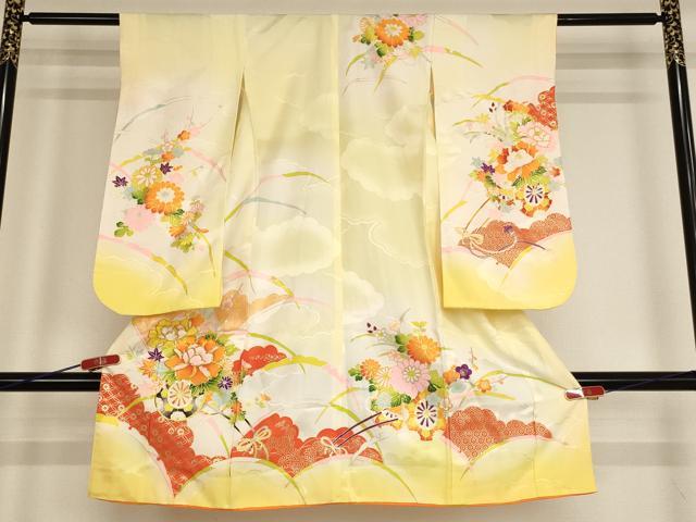 ■■■　サイズ　■■■ 【祝着】 身丈 104.5cm（肩から） 裄丈 45.5cm（肩上げ　0cm） 袖丈 66.5cm　縫込み 6cm 袖幅 25.5cm 前幅 15.5cm 後幅 20.5cm 着物縫いこみ 内揚げ 0cm （腰上げ　0cm） 裄 お袖側 約6.5cm　身頃側 約0cm ■■■　商品詳細　■■■ 着物【化繊】の状態は接写画像のように上前・後身頃・左袖前に汚れがございますが その他特に目立ったシミ汚れなどもなく大変良い状態です。 大変上質な逸品になります。 お安く出品致しますので、是非この機会にいかがでしょうか？ ■■■　注意事項　■■■ ■モニター発色の具合により色合いが異なる場合がございます。 ■寸法は多少の誤差が生じる場合がございますのでご了承ください。 ■縫込みの長さが左右非対称の場合は短い部分を記載しております。 左右非対称であってもご返品・お値引き等の保証は出来かねますので、ご了承の上ご購入をお願い致します。 ■シミ等のチェックには注意を払っておりますが、見落としがある場合もございますし、個人の見解も様々ですので神経質な方のご購入はお控えください。 ■箪笥に入っておりました着物や帯なので畳みシワや匂いがあるものもございます。 ■お休みは基本的に土日祝となりますが、その他臨時でお休みする場合がございますのでご了承ください。 ■商品の発送は平日のみの発送となります。 ■夜間と土曜、日曜日はお問い合わせの回答が遅れる場合がございます。 ■当店では、お直し、紋入れ、お手入れ等は承っておりません。 ■生地の状態（ヤケ、経年劣化等）によってはサイズ直しが出来ない場合がございます。 その点もどうかご了承のうえ、ご購入をお願いいたします。 ■弊社で取り扱う商品は一点ものにつき、時期や在庫状況に応じて金額が変更となる場合がございます。 ■検針は行っておりません。予めご了承いただきますようお願いいたします。 ■【洗える着物】と記載のある商品におきましては、商品お届け後に洗濯を行ってしまってからのご返品にはご対応しかねます。 念の為、専門店でのお手入れをお願いいたします。 ■着物のサイズ目安は下記を参考ください↓ ＜女性着物＞　お端折り次第で＋5cm　−1cmが着用可能サイズ 　例）身丈170cmの場合、身長160cm〜175cm ＜男性着物＞　身丈＋約25cm〜27cm程が適応身長 　例）身丈155cmの場合、身長180〜182cm