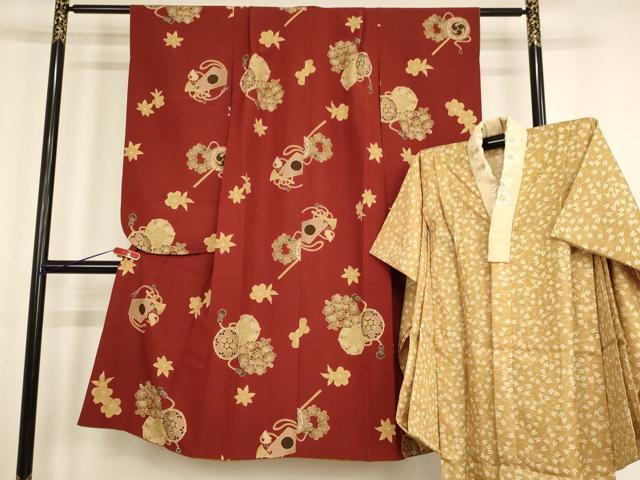 ■■■　サイズ　■■■ 【祝着】 身丈 129cm（肩から） 裄丈 51cm（肩上げ　2.5cm） 袖丈 74.5cm　縫込み 4.5cm 袖幅 29.5cm 前幅 21cm 後幅 27cm 着物縫いこみ 内揚げ 0cm （腰上げ0　cm） 裄 お袖側 約0cm　身頃側 約0cm 【長襦袢】 身丈 98cm（肩から） 裄丈 51cm（肩上げ　2.5cm） 袖丈 74.5cm　縫込み 4cm 袖幅 29.5cm 前幅 24cm 後幅 26cm 着物縫いこみ 内揚げ 0cm （腰上げ　0cm） 裄 お袖側 約5.5cm　身頃側 約3.5cm ■■■　商品詳細　■■■ 長襦袢【化繊】の状態は接写画像のように衿に汚れがございますが その他特に目立ったシミ汚れなどもなく大変良い状態です。 着物【化繊】の状態は特に目立ったシミ汚れなどもなく大変良い状態です。 「こむさでもーど」は、 「ファッション感覚で着る伝統の着物」をコンセプトとして、 「モダン」と「クラッシック」な感覚をおりあわせた 新しいスタイルを提案するブランドです。 大変上質な逸品になります。 お安く出品致しますので、是非この機会にいかがでしょうか？ ■■■　注意事項　■■■ ■モニター発色の具合により色合いが異なる場合がございます。 ■寸法は多少の誤差が生じる場合がございますのでご了承ください。 ■縫込みの長さが左右非対称の場合は短い部分を記載しております。 左右非対称であってもご返品・お値引き等の保証は出来かねますので、ご了承の上ご購入をお願い致します。 ■シミ等のチェックには注意を払っておりますが、見落としがある場合もございますし、個人の見解も様々ですので神経質な方のご購入はお控えください。 ■箪笥に入っておりました着物や帯なので畳みシワや匂いがあるものもございます。 ■お休みは基本的に土日祝となりますが、その他臨時でお休みする場合がございますのでご了承ください。 ■商品の発送は平日のみの発送となります。 ■夜間と土曜、日曜日はお問い合わせの回答が遅れる場合がございます。 ■当店では、お直し、紋入れ、お手入れ等は承っておりません。 ■生地の状態（ヤケ、経年劣化等）によってはサイズ直しが出来ない場合がございます。 その点もどうかご了承のうえ、ご購入をお願いいたします。 ■弊社で取り扱う商品は一点ものにつき、時期や在庫状況に応じて金額が変更となる場合がございます。 ■検針は行っておりません。予めご了承いただきますようお願いいたします。 ■【洗える着物】と記載のある商品におきましては、商品お届け後に洗濯を行ってしまってからのご返品にはご対応しかねます。 念の為、専門店でのお手入れをお願いいたします。 ■着物のサイズ目安は下記を参考ください↓ ＜女性着物＞　お端折り次第で＋5cm　−1cmが着用可能サイズ 　例）身丈170cmの場合、身長160cm〜175cm ＜男性着物＞　身丈＋約25cm〜27cm程が適応身長 　例）身丈155cmの場合、身長180〜182cm