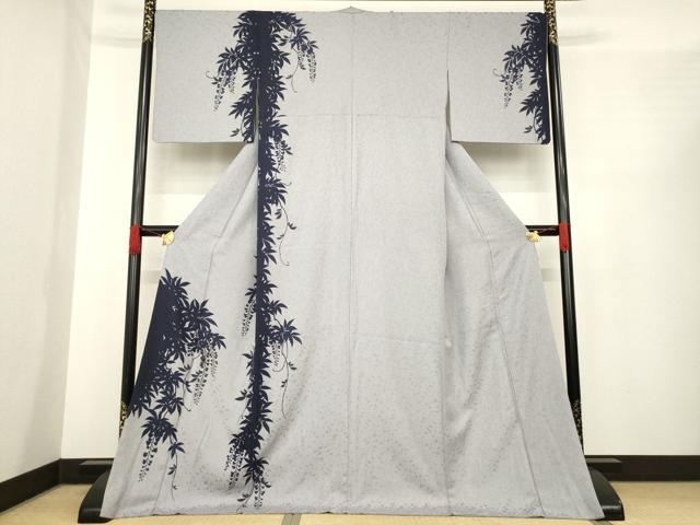 ■■■　サイズ　■■■ 身丈 171cm（肩から） 裄丈 68cm 袖丈 48cm　縫込み 7cm 袖幅 34cm 前幅 25cm 後幅 30cm 着物縫いこみ 内揚げ 5cm 裄 お袖側 約3cm　身頃側 約1cm ■■■　商品詳細　■■■ 【正絹】 状態は接写画像のように袖口・衿山に薄い汚れがございますが その他特に目立ったシミ汚れなどもなく大変良い状態です。 大変上質な逸品になります。 お安く出品致しますので、是非この機会にいかがでしょうか？ ※若干着用シワがございます。 ■■■　注意事項　■■■ ■モニター発色の具合により色合いが異なる場合がございます。 ■寸法は多少の誤差が生じる場合がございますのでご了承ください。 ■縫込みの長さが左右非対称の場合は短い部分を記載しております。 左右非対称であってもご返品・お値引き等の保証は出来かねますので、ご了承の上ご購入をお願い致します。 ■シミ等のチェックには注意を払っておりますが、見落としがある場合もございますし、個人の見解も様々ですので神経質な方のご購入はお控えください。 ■箪笥に入っておりました着物や帯なので畳みシワや匂いがあるものもございます。 ■お休みは基本的に土日祝となりますが、その他臨時でお休みする場合がございますのでご了承ください。 ■商品の発送は平日のみの発送となります。 ■夜間と土曜、日曜日はお問い合わせの回答が遅れる場合がございます。 ■当店では、お直し、紋入れ、お手入れ等は承っておりません。 ■生地の状態（ヤケ、経年劣化等）によってはサイズ直しが出来ない場合がございます。 その点もどうかご了承のうえ、ご購入をお願いいたします。 ■弊社で取り扱う商品は一点ものにつき、時期や在庫状況に応じて金額が変更となる場合がございます。 ■検針は行っておりません。予めご了承いただきますようお願いいたします。 ■【洗える着物】と記載のある商品におきましては、商品お届け後に洗濯を行ってしまってからのご返品にはご対応しかねます。 念の為、専門店でのお手入れをお願いいたします。 ■着物のサイズ目安は下記を参考ください↓ ＜女性着物＞　お端折り次第で＋5cm　−1cmが着用可能サイズ 　例）身丈170cmの場合、身長160cm〜175cm ＜男性着物＞　身丈＋約25cm〜27cm程が適応身長 　例）身丈155cmの場合、身長180〜182cm