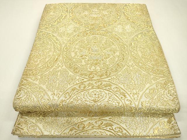 ■■■　サイズ　■■■ 長さ 408cm 幅 30.5cm程 ■■■　商品詳細　■■■ 【正絹】 状態は接写画像のように 太鼓上部・前柄にスレ柄止まり・裏地に薄い汚れ柄止まりに折れ山の薄い線汚れがございますが その他特に目立ったシミ汚れなどもなく大変良い状態です。 大変上質な逸品になります。 お安く出品致しますので、是非この機会にいかがでしょうか？ ■■■　注意事項　■■■ ■モニター発色の具合により色合いが異なる場合がございます。 ■寸法は多少の誤差が生じる場合がございますのでご了承ください。 ■縫込みの長さが左右非対称の場合は短い部分を記載しております。 左右非対称であってもご返品・お値引き等の保証は出来かねますので、ご了承の上ご購入をお願い致します。 ■シミ等のチェックには注意を払っておりますが、見落としがある場合もございますし、個人の見解も様々ですので神経質な方のご購入はお控えください。 ■箪笥に入っておりました着物や帯なので畳みシワや匂いがあるものもございます。 ■お休みは基本的に土日祝となりますが、その他臨時でお休みする場合がございますのでご了承ください。 ■商品の発送は平日のみの発送となります。 ■夜間と土曜、日曜日はお問い合わせの回答が遅れる場合がございます。 ■当店では、お直し、紋入れ、お手入れ等は承っておりません。 ■生地の状態（ヤケ、経年劣化等）によってはサイズ直しが出来ない場合がございます。 その点もどうかご了承のうえ、ご購入をお願いいたします。 ■弊社で取り扱う商品は一点ものにつき、時期や在庫状況に応じて金額が変更となる場合がございます。 ■検針は行っておりません。予めご了承いただきますようお願いいたします。 ■【洗える着物】と記載のある商品におきましては、商品お届け後に洗濯を行ってしまってからのご返品にはご対応しかねます。 念の為、専門店でのお手入れをお願いいたします。 ■着物のサイズ目安は下記を参考ください↓ ＜女性着物＞　お端折り次第で＋5cm　−1cmが着用可能サイズ 　例）身丈170cmの場合、身長160cm〜175cm ＜男性着物＞　身丈＋約25cm〜27cm程が適応身長 　例）身丈155cmの場合、身長180〜182cm