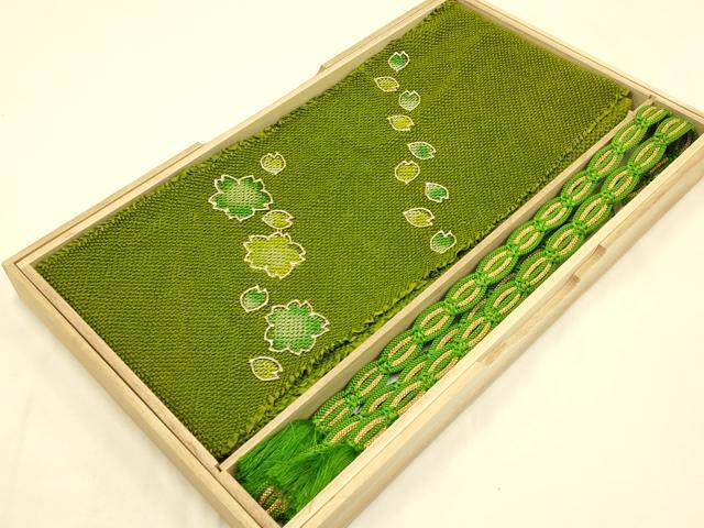 ■■■　サイズ　■■■ %1% ■■■　商品詳細　■■■ 状態は特に目立ったシミ汚れなどもなく大変良い状態です。 大変上質な逸品になります。 お安く出品致しますので、是非この機会にいかがでしょうか？ ■■■　注意事項　■■■ ■モニター発色の具合により色合いが異なる場合がございます。 ■寸法は多少の誤差が生じる場合がございますのでご了承ください。 ■縫込みの長さが左右非対称の場合は短い部分を記載しております。 左右非対称であってもご返品・お値引き等の保証は出来かねますので、ご了承の上ご購入をお願い致します。 ■シミ等のチェックには注意を払っておりますが、見落としがある場合もございますし、個人の見解も様々ですので神経質な方のご購入はお控えください。 ■箪笥に入っておりました着物や帯なので畳みシワや匂いがあるものもございます。 ■お休みは基本的に土日祝となりますが、その他臨時でお休みする場合がございますのでご了承ください。 ■商品の発送は平日のみの発送となります。 ■夜間と土曜、日曜日はお問い合わせの回答が遅れる場合がございます。 ■当店では、お直し、紋入れ、お手入れ等は承っておりません。 ■生地の状態（ヤケ、経年劣化等）によってはサイズ直しが出来ない場合がございます。 その点もどうかご了承のうえ、ご購入をお願いいたします。 ■弊社で取り扱う商品は一点ものにつき、時期や在庫状況に応じて金額が変更となる場合がございます。 ■検針は行っておりません。予めご了承いただきますようお願いいたします。 ■【洗える着物】と記載のある商品におきましては、商品お届け後に洗濯を行ってしまってからのご返品にはご対応しかねます。 念の為、専門店でのお手入れをお願いいたします。 ■着物のサイズ目安は下記を参考ください↓ ＜女性着物＞　お端折り次第で＋5?　−10?が着用可能サイズ 　例）身丈170?の場合、身長160?〜175? ＜男性着物＞　身丈＋約25?〜27?程が適応身長 　例）身丈155?の場合、身長180〜182?