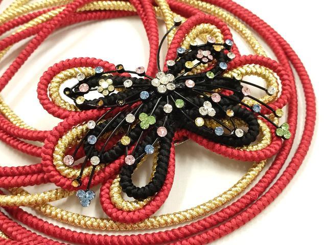 ■■■　サイズ　■■■ 長さ　約147cm（房を除く） ■■■　商品詳細　■■■ 状態は参考画像のようにラインストーンの欠損、金属部品の脱落、糸よれがございます。 大変上質な逸品になります。 お安く出品致しますので、是非この機会にいかがでしょうか？ ■■■　注意事項　■■■ ■モニター発色の具合により色合いが異なる場合がございます。 ■寸法は多少の誤差が生じる場合がございますのでご了承ください。 ■縫込みの長さが左右非対称の場合は短い部分を記載しております。 左右非対称であってもご返品・お値引き等の保証は出来かねますので、ご了承の上ご購入をお願い致します。 ■シミ等のチェックには注意を払っておりますが、見落としがある場合もございますし、個人の見解も様々ですので神経質な方のご購入はお控えください。 ■箪笥に入っておりました着物や帯なので畳みシワや匂いがあるものもございます。 ■お休みは基本的に土日祝となりますが、その他臨時でお休みする場合がございますのでご了承ください。 ■商品の発送は平日のみの発送となります。 ■夜間と土曜、日曜日はお問い合わせの回答が遅れる場合がございます。 ■当店では、お直し、紋入れ、お手入れ等は承っておりません。 ■生地の状態（ヤケ、経年劣化等）によってはサイズ直しが出来ない場合がございます。 その点もどうかご了承のうえ、ご購入をお願いいたします。 ■弊社で取り扱う商品は一点ものにつき、時期や在庫状況に応じて金額が変更となる場合がございます。 ■検針は行っておりません。予めご了承いただきますようお願いいたします。 ■【洗える着物】と記載のある商品におきましては、商品お届け後に洗濯を行ってしまってからのご返品にはご対応しかねます。 念の為、専門店でのお手入れをお願いいたします。 ■着物のサイズ目安は下記を参考ください↓ ＜女性着物＞　お端折り次第で＋5cm　−1cmが着用可能サイズ 　例）身丈170cmの場合、身長160cm〜175cm ＜男性着物＞　身丈＋約25cm〜27cm程が適応身長 　例）身丈155cmの場合、身長180〜182cm