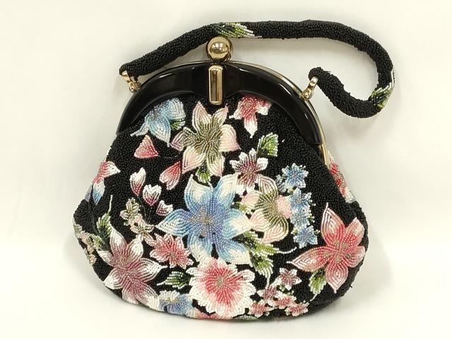 ■■■　サイズ　■■■ 【バッグ】 横　　　23.5cm 縦　　　19cm　取っ手込み　34cm 奥行き　5cm ■■■　商品詳細　■■■ 状態は参考画像のように所々に薄い汚れ、傷がございます。 大変上質な逸品になります。 お安く出品致しますので、是非この機会にいかがでしょうか？ ■■■　注意事項　■■■ ■モニター発色の具合により色合いが異なる場合がございます。 ■寸法は多少の誤差が生じる場合がございますのでご了承ください。 ■縫込みの長さが左右非対称の場合は短い部分を記載しております。 左右非対称であってもご返品・お値引き等の保証は出来かねますので、ご了承の上ご購入をお願い致します。 ■シミ等のチェックには注意を払っておりますが、見落としがある場合もございますし、個人の見解も様々ですので神経質な方のご購入はお控えください。 ■箪笥に入っておりました着物や帯なので畳みシワや匂いがあるものもございます。 ■お休みは基本的に土日祝となりますが、その他臨時でお休みする場合がございますのでご了承ください。 ■商品の発送は平日のみの発送となります。 ■夜間と土曜、日曜日はお問い合わせの回答が遅れる場合がございます。 ■当店では、お直し、紋入れ、お手入れ等は承っておりません。 ■生地の状態（ヤケ、経年劣化等）によってはサイズ直しが出来ない場合がございます。 その点もどうかご了承のうえ、ご購入をお願いいたします。 ■弊社で取り扱う商品は一点ものにつき、時期や在庫状況に応じて金額が変更となる場合がございます。 ■検針は行っておりません。予めご了承いただきますようお願いいたします。 ■【洗える着物】と記載のある商品におきましては、商品お届け後に洗濯を行ってしまってからのご返品にはご対応しかねます。 念の為、専門店でのお手入れをお願いいたします。 ■写真に写っている物が全てになります。それ以外の付属品はございませんのでご了承ください。 ■状態に関する写真につきましては、掲載可能な写真枚数に限りがあるため、各箇所につき1枚参考画像を掲載しております。 ■着物のサイズ目安は下記を参考ください↓ ＜女性着物＞　お端折り次第で＋5cm　−1cmが着用可能サイズ 　例）身丈170cmの場合、身長160cm〜175cm ＜男性着物＞　身丈＋約25cm〜27cm程が適応身長 　例）身丈155cmの場合、身長180〜182cm