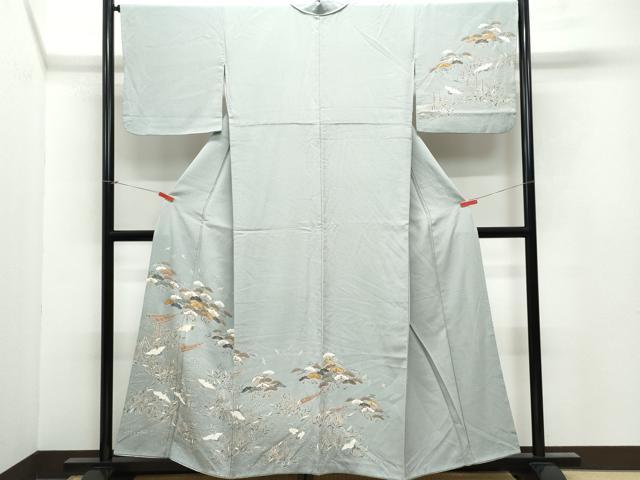 ■■■　サイズ　■■■ 身丈 155.5cm（肩から） 裄丈 67cm 袖丈 45cm　縫込み 6cm 袖幅 34cm 前幅 24.5cm 後幅 29cm 着物縫いこみ 内揚げ 5cm 裄 お袖側 約0cm　身頃側 約0cm ■■■　商品詳細　■■■ 【正絹】 状態は接写画像のように衿に薄い汚れがございますが その他特に目立ったシミ汚れなどもなく大変良い状態です。 大変上質な逸品になります。 お安く出品致しますので、是非この機会にいかがでしょうか？ ■■■　注意事項　■■■ ■モニター発色の具合により色合いが異なる場合がございます。 ■寸法は多少の誤差が生じる場合がございますのでご了承ください。 ■縫込みの長さが左右非対称の場合は短い部分を記載しております。 左右非対称であってもご返品・お値引き等の保証は出来かねますので、ご了承の上ご購入をお願い致します。 ■シミ等のチェックには注意を払っておりますが、見落としがある場合もございますし、個人の見解も様々ですので神経質な方のご購入はお控えください。 ■箪笥に入っておりました着物や帯なので畳みシワや匂いがあるものもございます。 ■お休みは基本的に土日祝となりますが、その他臨時でお休みする場合がございますのでご了承ください。 ■商品の発送は平日のみの発送となります。 ■夜間と土曜、日曜日はお問い合わせの回答が遅れる場合がございます。 ■当店では、お直し、紋入れ、お手入れ等は承っておりません。 ■生地の状態（ヤケ、経年劣化等）によってはサイズ直しが出来ない場合がございます。 その点もどうかご了承のうえ、ご購入をお願いいたします。 ■弊社で取り扱う商品は一点ものにつき、時期や在庫状況に応じて金額が変更となる場合がございます。 ■検針は行っておりません。予めご了承いただきますようお願いいたします。 ■【洗える着物】と記載のある商品におきましては、商品お届け後に洗濯を行ってしまってからのご返品にはご対応しかねます。 念の為、専門店でのお手入れをお願いいたします。 ■着物のサイズ目安は下記を参考ください↓ ＜女性着物＞　お端折り次第で＋5?　−10?が着用可能サイズ 　例）身丈170?の場合、身長160?〜175? ＜男性着物＞　身丈＋約25?〜27?程が適応身長 　例）身丈155?の場合、身長180〜182?