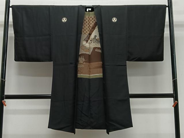 ■■■　サイズ　■■■ 身丈 102cm（肩から） 裄丈 66cm 袖丈 49.5cm　縫込み 3.5cm 袖幅 33cm 前幅 18.5cm 後幅 30.5cm 裄 お袖側 約2.5cm　身頃側 約1.5cm ■■■　商品詳細　■■■ 【正絹】 状態は接写画像のように後身頃・両袖後ろ・羽裏に汚れがございますが その他特に目立ったシミ汚れなどもなく大変良い状態です。 大変上質な逸品になります。 お安く出品致しますので、是非この機会にいかがでしょうか？ ■■■　注意事項　■■■ ■モニター発色の具合により色合いが異なる場合がございます。 ■寸法は多少の誤差が生じる場合がございますのでご了承ください。 ■縫込みの長さが左右非対称の場合は短い部分を記載しております。 左右非対称であってもご返品・お値引き等の保証は出来かねますので、ご了承の上ご購入をお願い致します。 ■シミ等のチェックには注意を払っておりますが、見落としがある場合もございますし、個人の見解も様々ですので神経質な方のご購入はお控えください。 ■箪笥に入っておりました着物や帯なので畳みシワや匂いがあるものもございます。 ■お休みは基本的に土日祝となりますが、その他臨時でお休みする場合がございますのでご了承ください。 ■商品の発送は平日のみの発送となります。 ■夜間と土曜、日曜日はお問い合わせの回答が遅れる場合がございます。 ■当店では、お直し、紋入れ、お手入れ等は承っておりません。 ■生地の状態（ヤケ、経年劣化等）によってはサイズ直しが出来ない場合がございます。 その点もどうかご了承のうえ、ご購入をお願いいたします。 ■弊社で取り扱う商品は一点ものにつき、時期や在庫状況に応じて金額が変更となる場合がございます。 ■検針は行っておりません。予めご了承いただきますようお願いいたします。 ■【洗える着物】と記載のある商品におきましては、商品お届け後に洗濯を行ってしまってからのご返品にはご対応しかねます。 念の為、専門店でのお手入れをお願いいたします。 ■着物のサイズ目安は下記を参考ください↓ ＜女性着物＞　お端折り次第で＋5cm　−1cmが着用可能サイズ 　例）身丈170cmの場合、身長160cm〜175cm ＜男性着物＞　身丈＋約25cm〜27cm程が適応身長 　例）身丈155cmの場合、身長180〜182cm