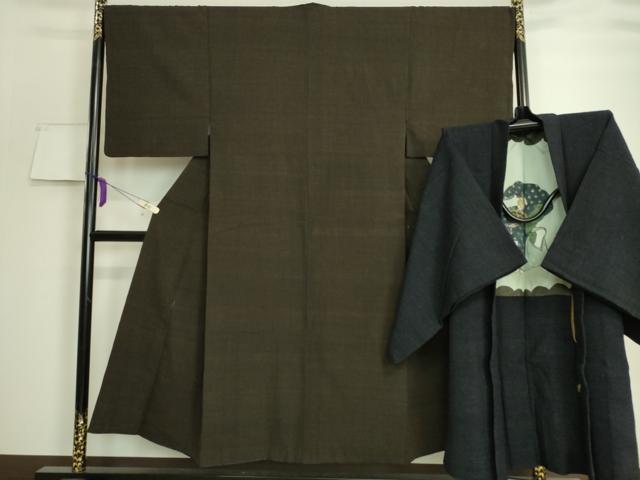 平和屋本店■極上 男性 紬 アンサンブル 長羽織 着物・憲法茶色 羽織・漆黒色 逸品 DZAA7801kh5