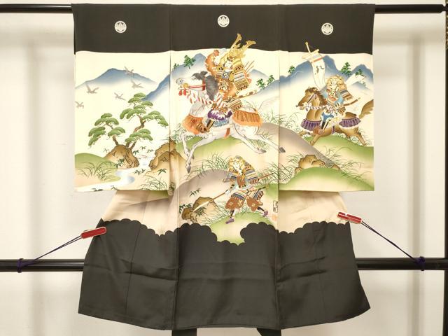 ■■■　サイズ　■■■ 【着物】 身丈 98.5cm（肩から） 裄丈 44cm 袖丈 56cm ■■■　商品詳細　■■■ 産着【着物：正絹・裏地：アセテート・五つ紋】の 状態は接写画像のように 衿・上前おくみ・両袖前後・後身頃・紐部分に薄い汚れがございますが その他特に目立ったシミ汚れなどもなく大変良い状態です。 大変上質な逸品になります。 お安く出品致しますので、是非この機会にいかがでしょうか？ ※襦袢の付属がございません。 ■■■　注意事項　■■■ ■モニター発色の具合により色合いが異なる場合がございます。 ■寸法は多少の誤差が生じる場合がございますのでご了承ください。 ■縫込みの長さが左右非対称の場合は短い部分を記載しております。 左右非対称であってもご返品・お値引き等の保証は出来かねますので、ご了承の上ご購入をお願い致します。 ■シミ等のチェックには注意を払っておりますが、見落としがある場合もございますし、個人の見解も様々ですので神経質な方のご購入はお控えください。 ■箪笥に入っておりました着物や帯なので畳みシワや匂いがあるものもございます。 ■お休みは基本的に土日祝となりますが、その他臨時でお休みする場合がございますのでご了承ください。 ■商品の発送は平日のみの発送となります。 ■夜間と土曜、日曜日はお問い合わせの回答が遅れる場合がございます。 ■当店では、お直し、紋入れ、お手入れ等は承っておりません。 ■生地の状態（ヤケ、経年劣化等）によってはサイズ直しが出来ない場合がございます。 その点もどうかご了承のうえ、ご購入をお願いいたします。 ■弊社で取り扱う商品は一点ものにつき、時期や在庫状況に応じて金額が変更となる場合がございます。 ■検針は行っておりません。予めご了承いただきますようお願いいたします。 ■【洗える着物】と記載のある商品におきましては、商品お届け後に洗濯を行ってしまってからのご返品にはご対応しかねます。 念の為、専門店でのお手入れをお願いいたします。 ■着物のサイズ目安は下記を参考ください↓ ＜女性着物＞　お端折り次第で＋5cm　−1cmが着用可能サイズ 　例）身丈170cmの場合、身長160cm〜175cm ＜男性着物＞　身丈＋約25cm〜27cm程が適応身長 　例）身丈155cmの場合、身長180〜182cm