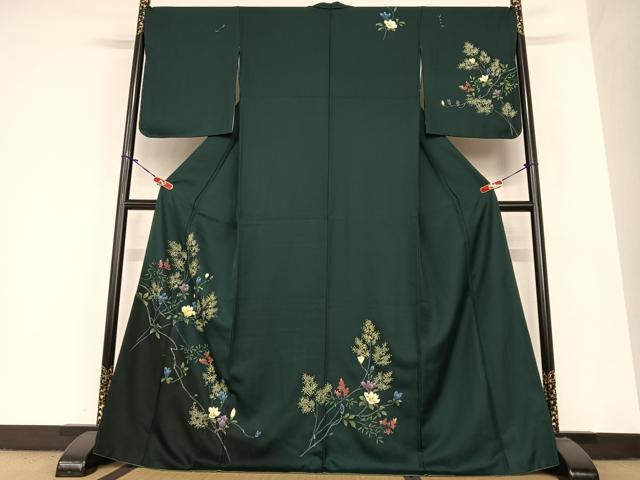 ■■■　サイズ　■■■ 身丈 169cm（肩から） 裄丈 69cm 袖丈 54cm　縫込み 3cm 袖幅 35cm 前幅 24.5cm 後幅 30.5cm 着物縫いこみ 内揚げ 5.5cm 裄 お袖側 約1cm　身頃側 約1cm ■■■　商品詳細　■■■ 【正絹】 状態は特に目立ったシミ汚れなどもなく大変良い状態です。 大変上質な逸品になります。 お安く出品致しますので、是非この機会にいかがでしょうか？ ■■■　注意事項　■■■ ■モニター発色の具合により色合いが異なる場合がございます。 ■寸法は多少の誤差が生じる場合がございますのでご了承ください。 ■縫込みの長さが左右非対称の場合は短い部分を記載しております。 左右非対称であってもご返品・お値引き等の保証は出来かねますので、ご了承の上ご購入をお願い致します。 ■シミ等のチェックには注意を払っておりますが、見落としがある場合もございますし、個人の見解も様々ですので神経質な方のご購入はお控えください。 ■箪笥に入っておりました着物や帯なので畳みシワや匂いがあるものもございます。 ■お休みは基本的に土日祝となりますが、その他臨時でお休みする場合がございますのでご了承ください。 ■商品の発送は平日のみの発送となります。 ■夜間と土曜、日曜日はお問い合わせの回答が遅れる場合がございます。 ■当店では、お直し、紋入れ、お手入れ等は承っておりません。 ■生地の状態（ヤケ、経年劣化等）によってはサイズ直しが出来ない場合がございます。 その点もどうかご了承のうえ、ご購入をお願いいたします。 ■弊社で取り扱う商品は一点ものにつき、時期や在庫状況に応じて金額が変更となる場合がございます。 ■検針は行っておりません。予めご了承いただきますようお願いいたします。 ■【洗える着物】と記載のある商品におきましては、商品お届け後に洗濯を行ってしまってからのご返品にはご対応しかねます。 念の為、専門店でのお手入れをお願いいたします。 ■着物のサイズ目安は下記を参考ください↓ ＜女性着物＞　お端折り次第で＋5?　−10?が着用可能サイズ 　例）身丈170?の場合、身長160?〜175? ＜男性着物＞　身丈＋約25?〜27?程が適応身長 　例）身丈155?の場合、身長180〜182?