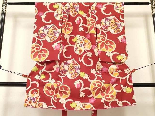■■■　サイズ　■■■ 【祝着】 身丈 101cm（肩から） 裄丈 42cm（肩上げ　2cm） 袖丈 58.5cm　縫込み 2cm 袖幅 27cm 前幅 15cm 後幅 19cm 着物縫いこみ 内揚げ 0cm （腰上げ　0cm） 裄 お袖側 約2cm　身頃側 約1cm ■■■　商品詳細　■■■ 着物【化繊・重ね衿：取り外し可能】 状態は特に目立ったシミ汚れなどもなく大変良い状態です。 お安く出品致しますので、是非この機会にいかがでしょうか？ ※ご自身で洗濯された場合の保証はできかねます。専門店にご相談ください。 ■■■　注意事項　■■■ ■モニター発色の具合により色合いが異なる場合がございます。 ■寸法は多少の誤差が生じる場合がございますのでご了承ください。 ■縫込みの長さが左右非対称の場合は短い部分を記載しております。 左右非対称であってもご返品・お値引き等の保証は出来かねますので、ご了承の上ご購入をお願い致します。 ■シミ等のチェックには注意を払っておりますが、見落としがある場合もございますし、個人の見解も様々ですので神経質な方のご購入はお控えください。 ■箪笥に入っておりました着物や帯なので畳みシワや匂いがあるものもございます。 ■お休みは基本的に土日祝となりますが、その他臨時でお休みする場合がございますのでご了承ください。 ■商品の発送は平日のみの発送となります。 ■夜間と土曜、日曜日はお問い合わせの回答が遅れる場合がございます。 ■当店では、お直し、紋入れ、お手入れ等は承っておりません。 ■生地の状態（ヤケ、経年劣化等）によってはサイズ直しが出来ない場合がございます。 その点もどうかご了承のうえ、ご購入をお願いいたします。 ■弊社で取り扱う商品は一点ものにつき、時期や在庫状況に応じて金額が変更となる場合がございます。 ■検針は行っておりません。予めご了承いただきますようお願いいたします。 ■【洗える着物】と記載のある商品におきましては、商品お届け後に洗濯を行ってしまってからのご返品にはご対応しかねます。 念の為、専門店でのお手入れをお願いいたします。 ■着物のサイズ目安は下記を参考ください↓ ＜女性着物＞　お端折り次第で＋5cm　−1cmが着用可能サイズ 　例）身丈170cmの場合、身長160cm〜175cm ＜男性着物＞　身丈＋約25cm〜27cm程が適応身長 　例）身丈155cmの場合、身長180〜182cm